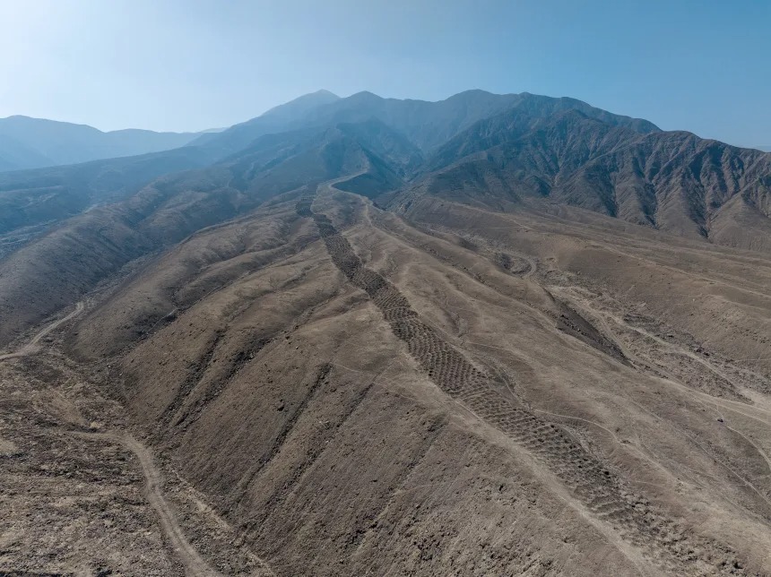 Giải mã 5.000 hố thẳng hàng bí ẩn nhiều thế kỷ - Ảnh 2.