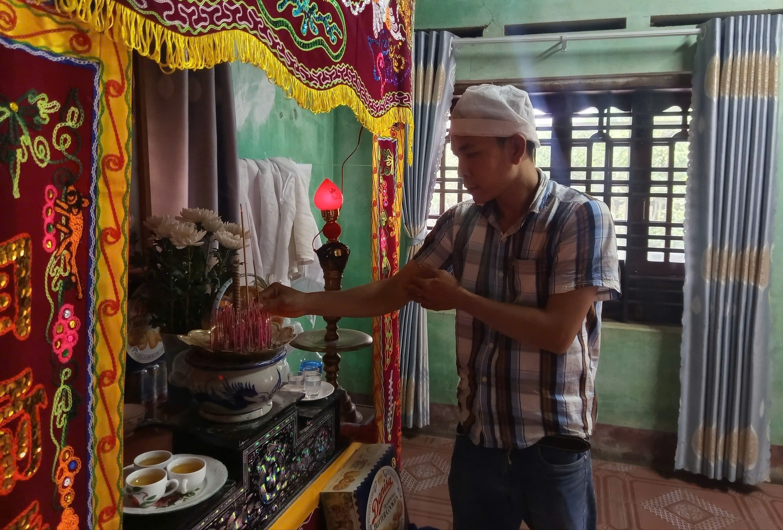 Đắk Lắk: Người cha vượt lũ dữ đón con chào đời , tiễn biệt vợ trong nước mắt - Ảnh 1.