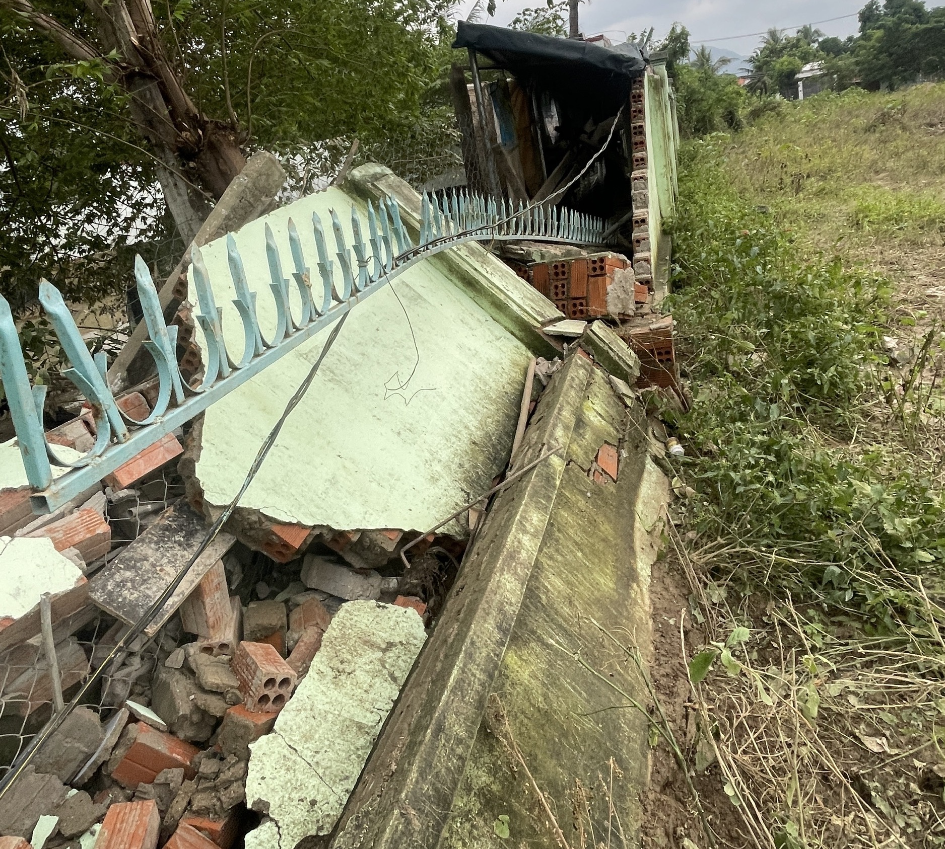 Tường rào sụp đổ không một cây sắt ở Nha Trang: Đơn vị thiết kế giải trình- Ảnh 1.