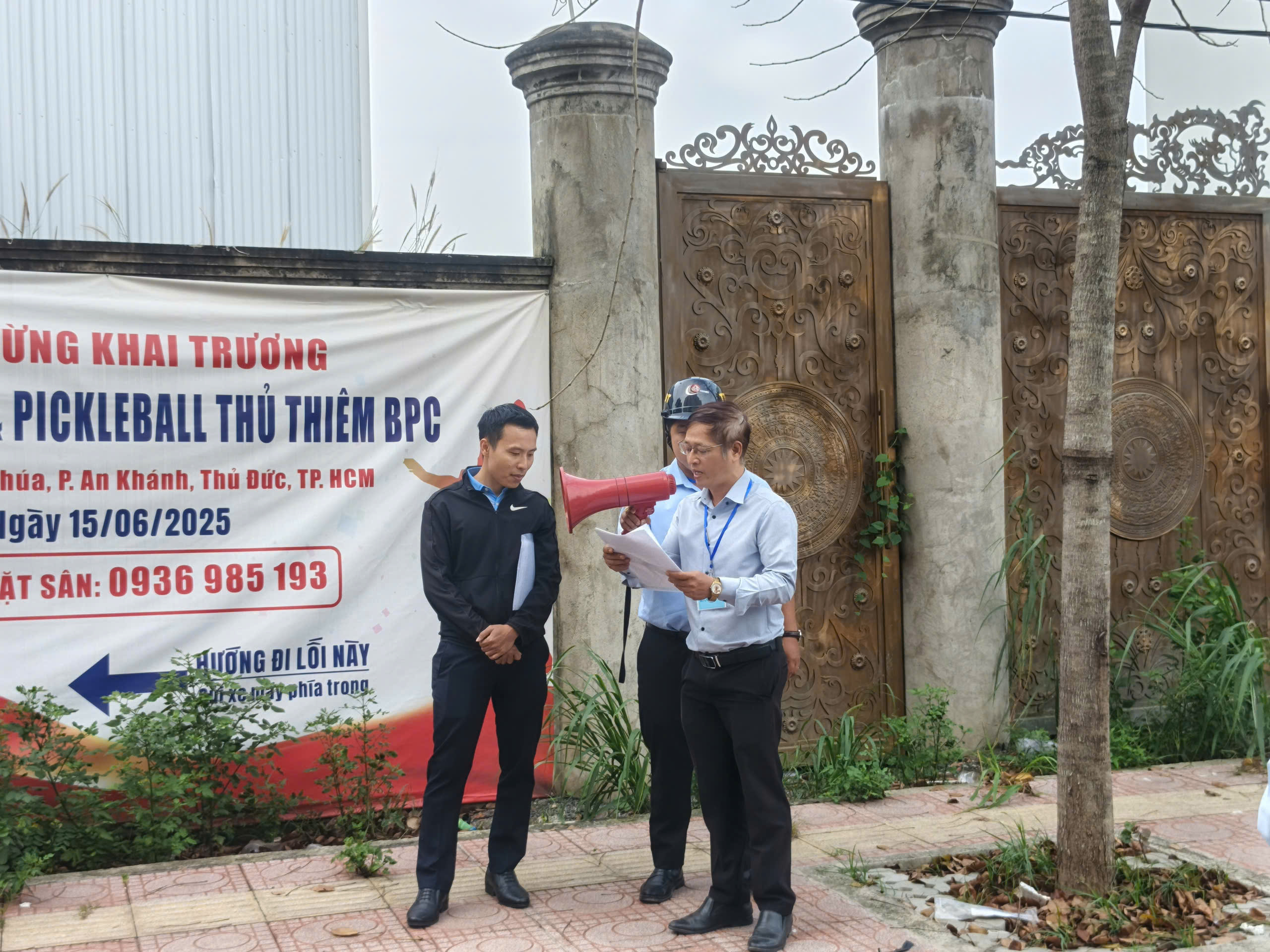 Phường An Khánh ra quân cưỡng chế sân pickleball xây dựng không phép- Ảnh 1.