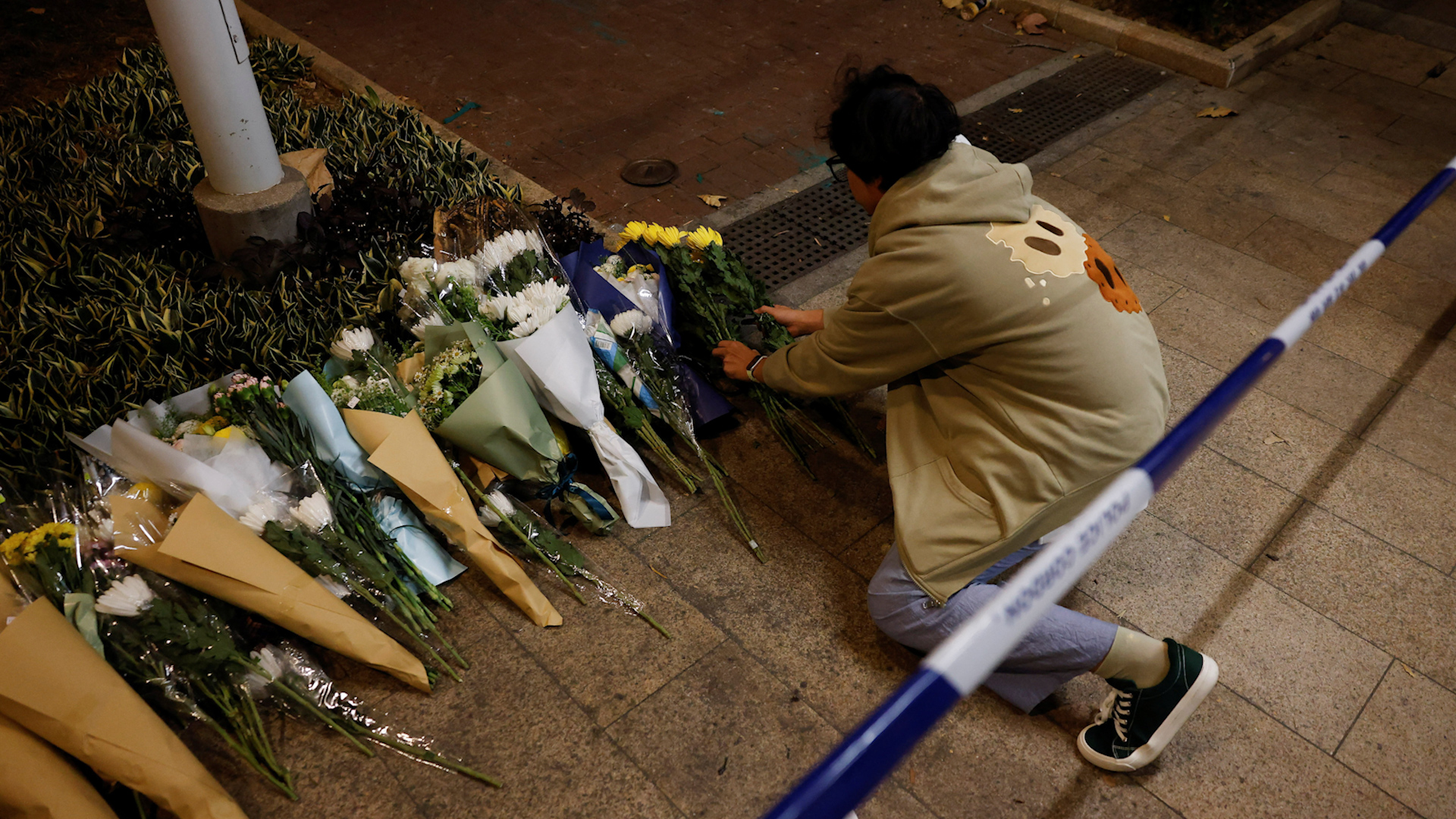 Số người chết trong vụ ch&aacute;y ở Hồng K&ocirc;ng vượt mốc 100, c&ograve;n 200 người mất t&iacute;ch - Ảnh 1.