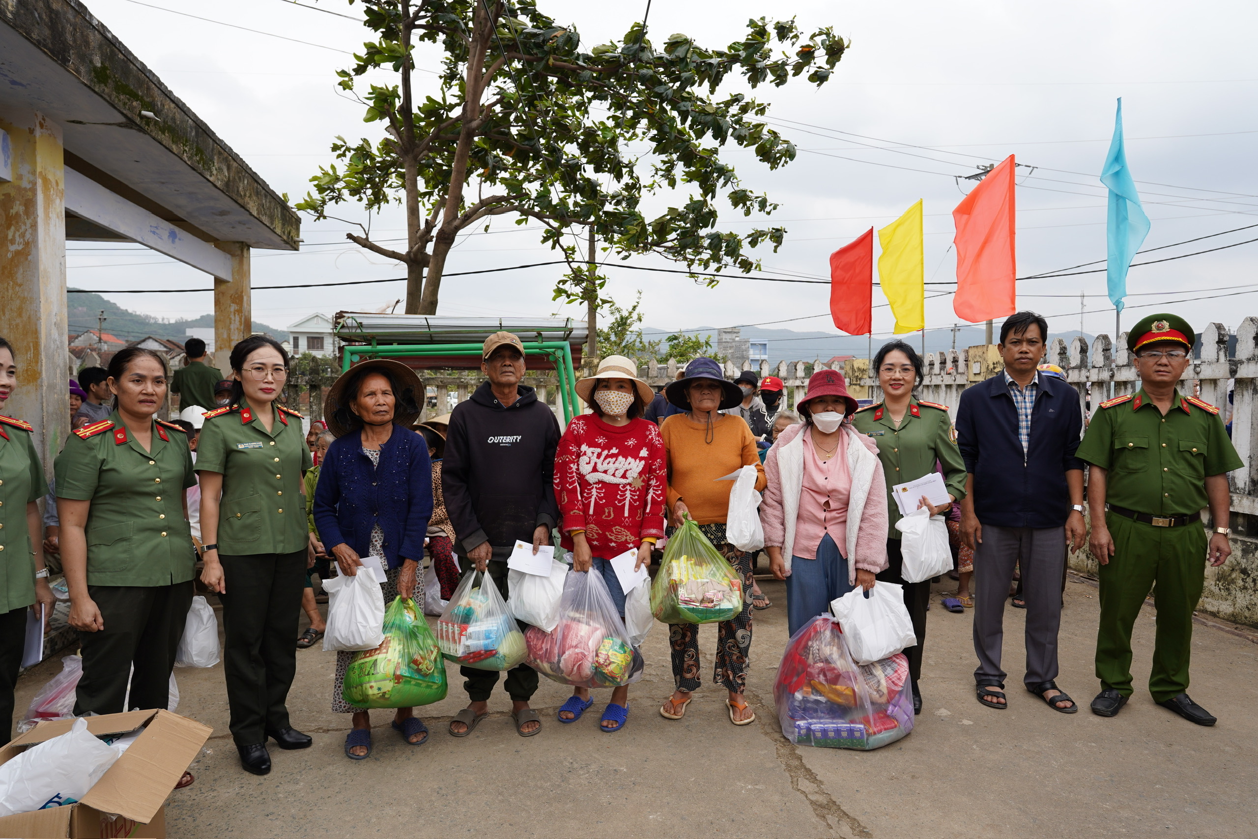 Công an cửa khẩu Tân Sơn Nhất hỗ trợ cộng đồng khắc phục hậu quả bão lũ Đắk Lắk - Ảnh 3.