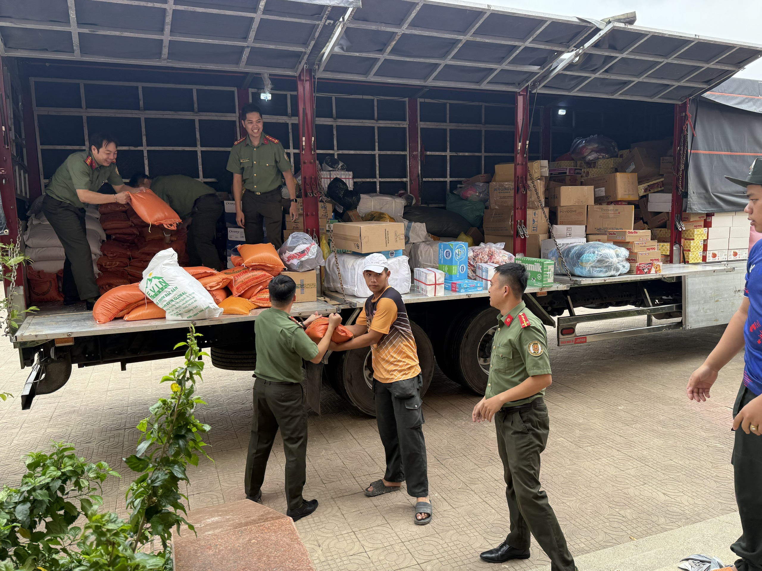 Công an cửa khẩu Tân Sơn Nhất hỗ trợ cộng đồng khắc phục hậu quả bão lũ Đắk Lắk - Ảnh 7.