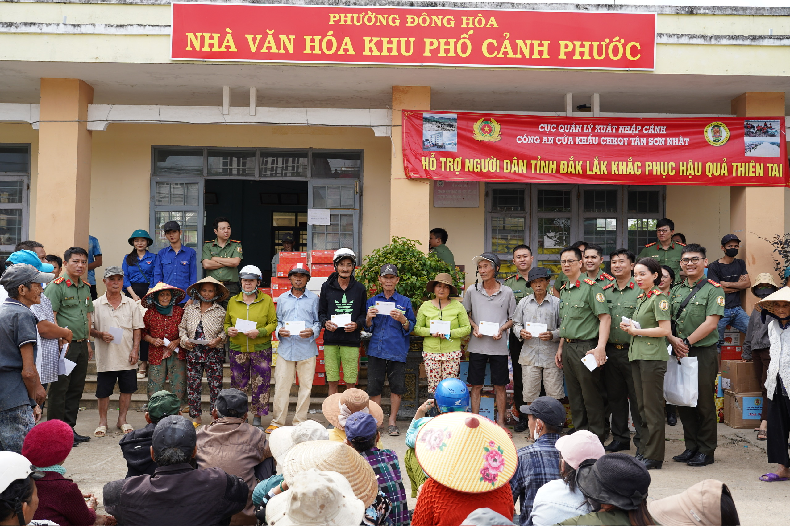 Công an cửa khẩu Tân Sơn Nhất hỗ trợ cộng đồng khắc phục hậu quả bão lũ Đắk Lắk - Ảnh 5.