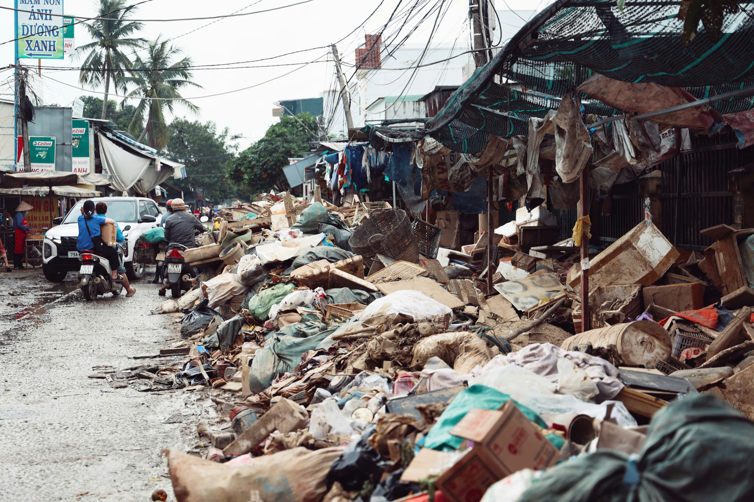 Khánh Hòa: ‘Núi’ rác chồng chất sau lũ - Ảnh 1.