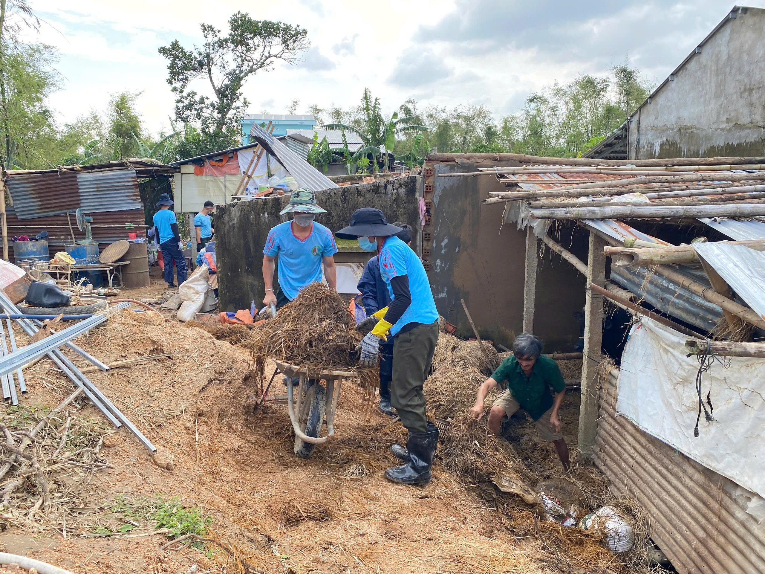 110 cán bộ, chiến sĩ an ninh nhân dân giữa biển bùn lũ Đắk Lắk - Ảnh 4.