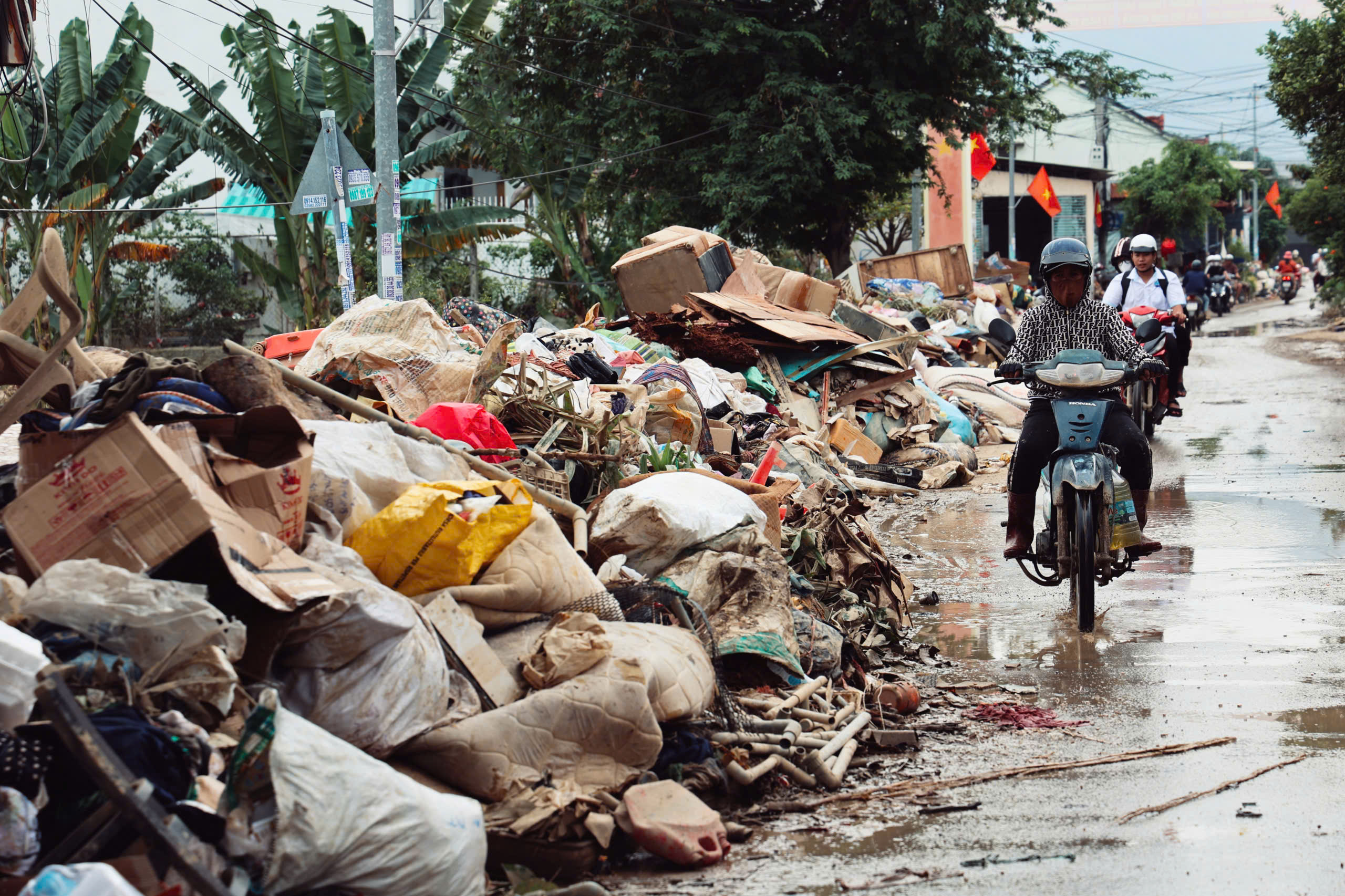 Khánh Hòa: ‘Núi’ rác chồng chất sau lũ - Ảnh 5.