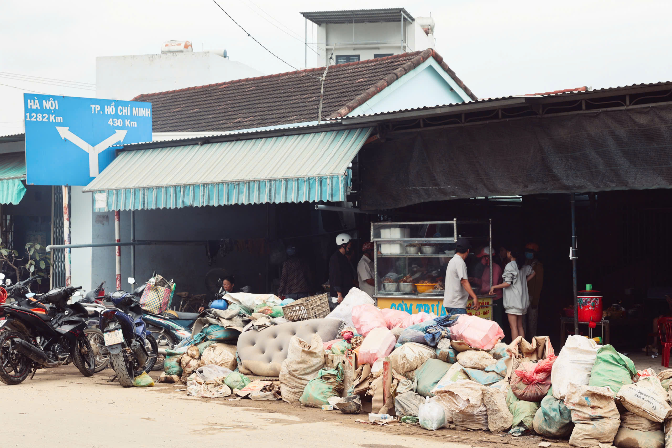 Khánh Hòa: ‘Núi’ rác chồng chất sau lũ - Ảnh 7.