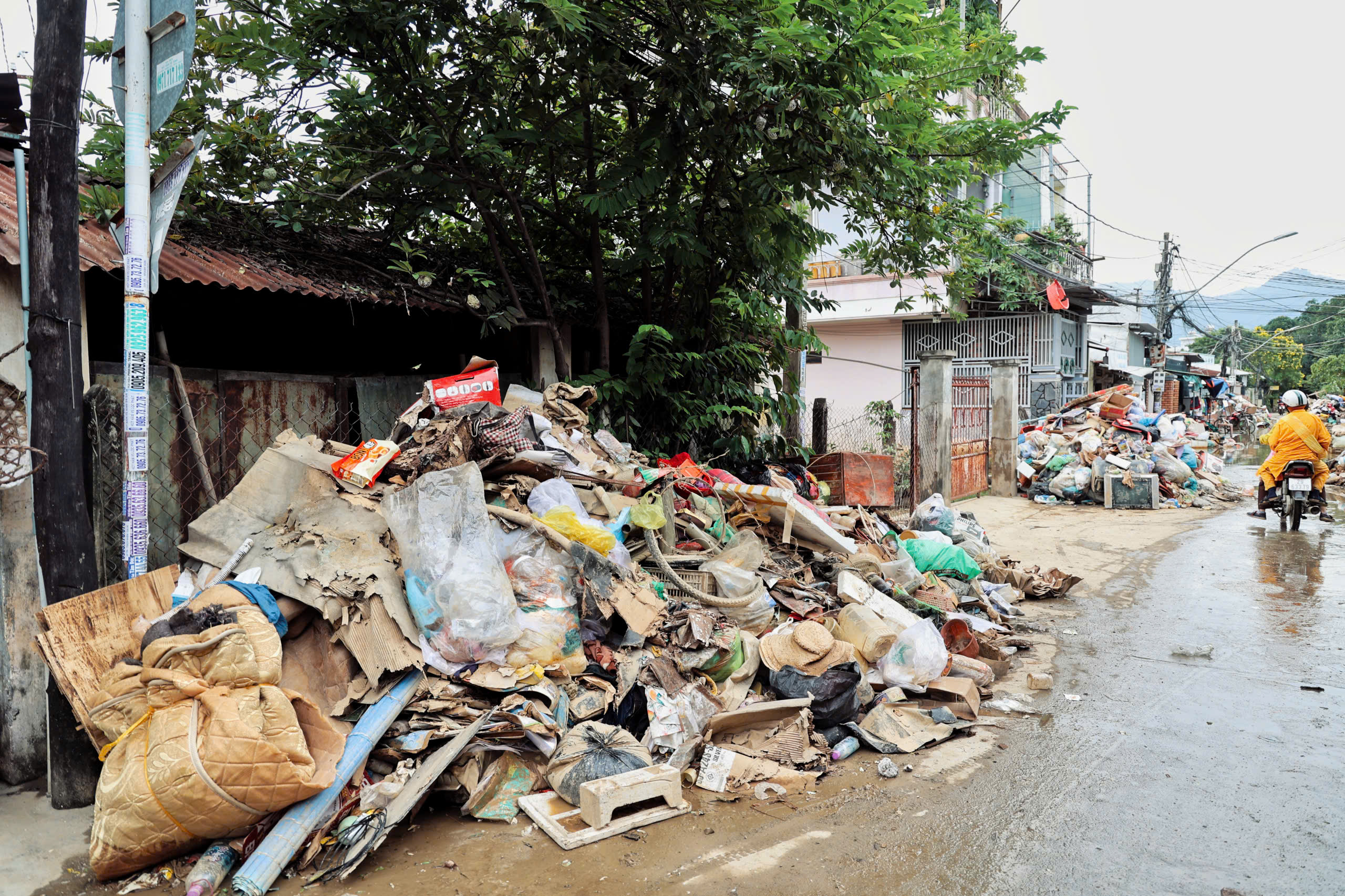 Khánh Hòa: ‘Núi’ rác chồng chất sau lũ - Ảnh 9.