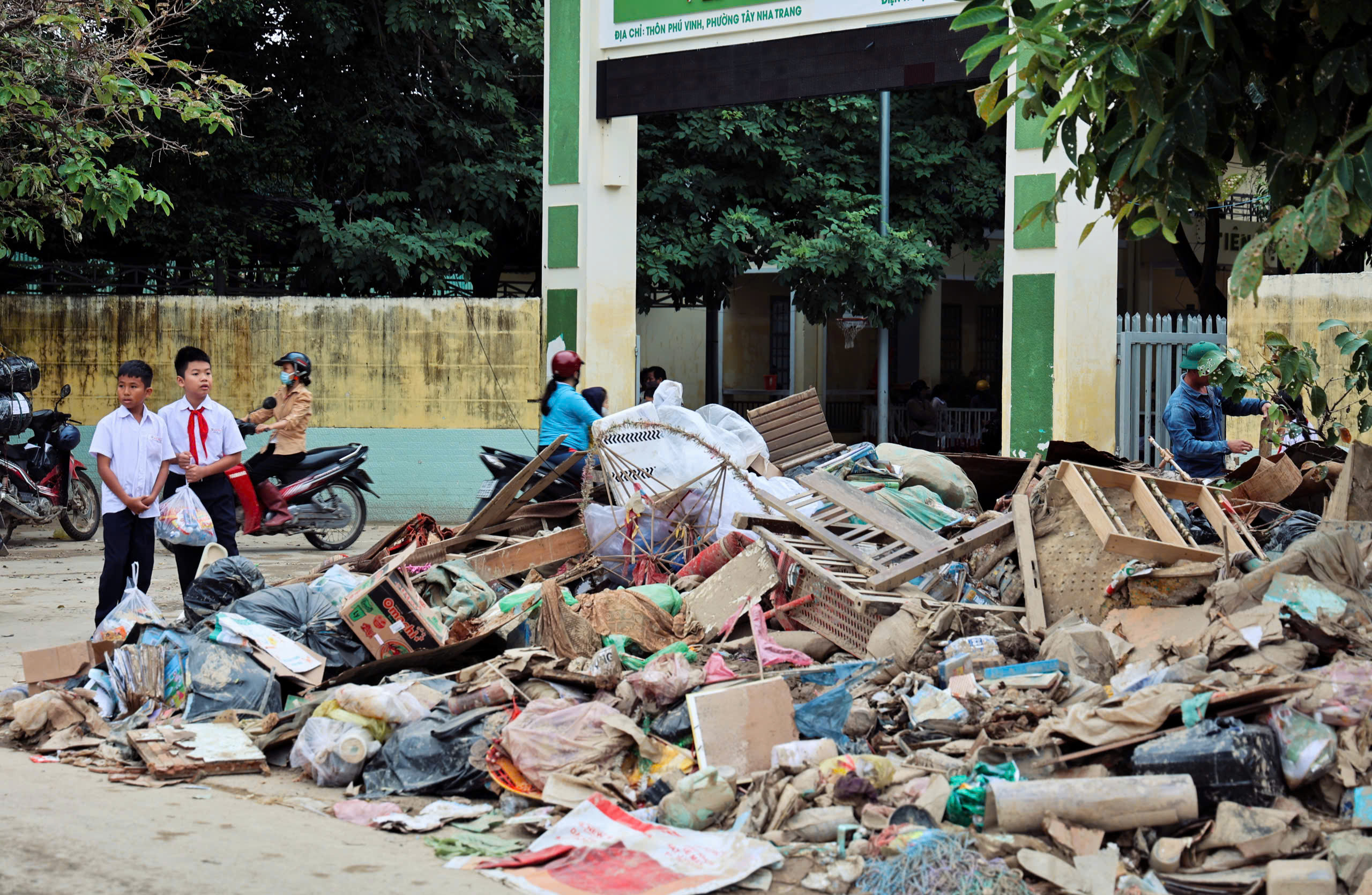 Khánh Hòa: ‘Núi’ rác chồng chất sau lũ - Ảnh 13.