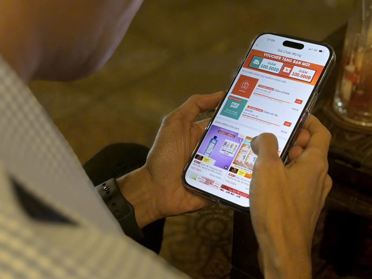 Thức cả đêm săn mã giảm giá dịp Black Friday  - Ảnh 1.