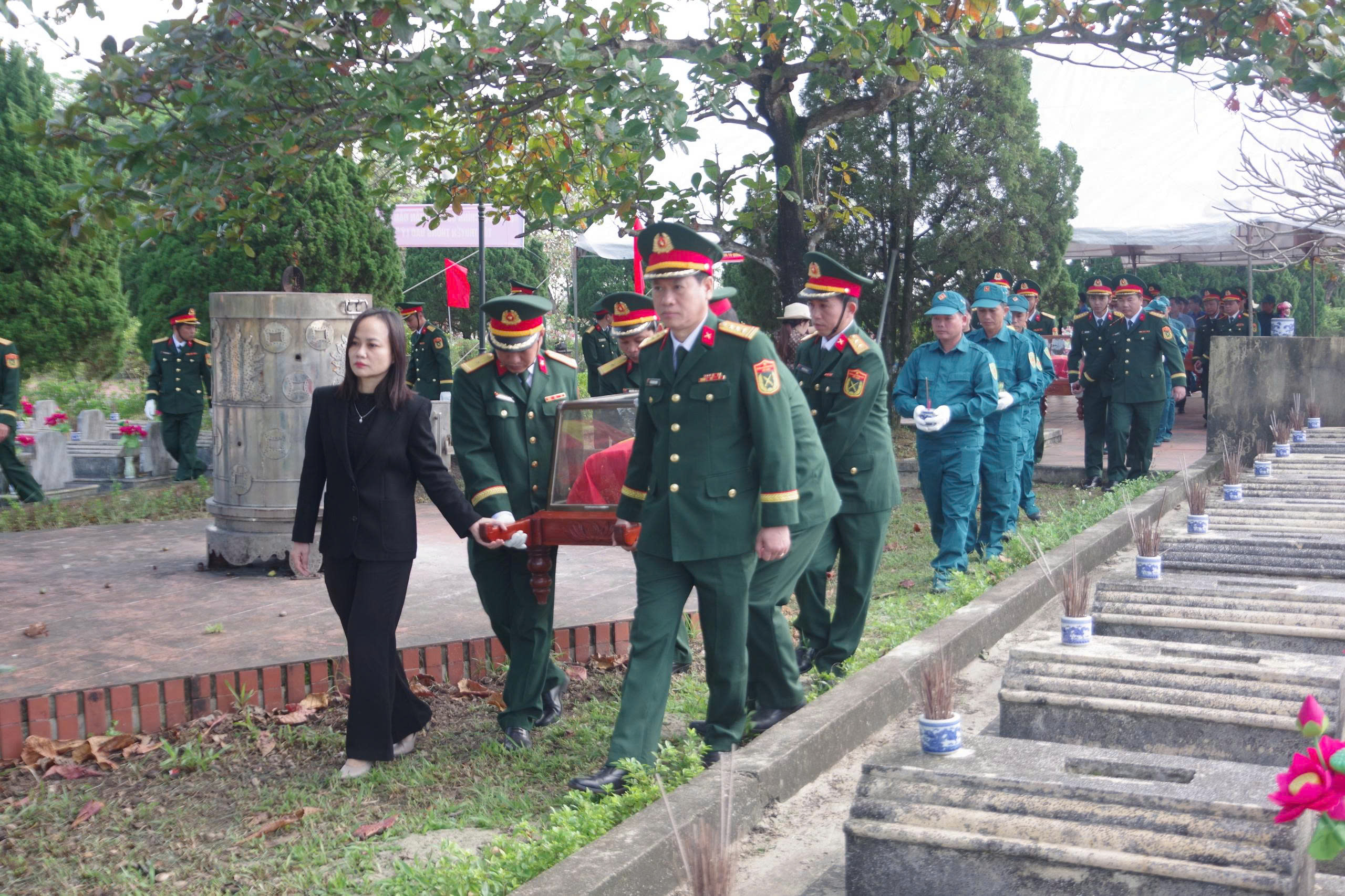 Quảng Trị: Truy điệu, an táng 3 hài cốt liệt sĩ tìm thấy ở bản Chút Mút- Ảnh 1.