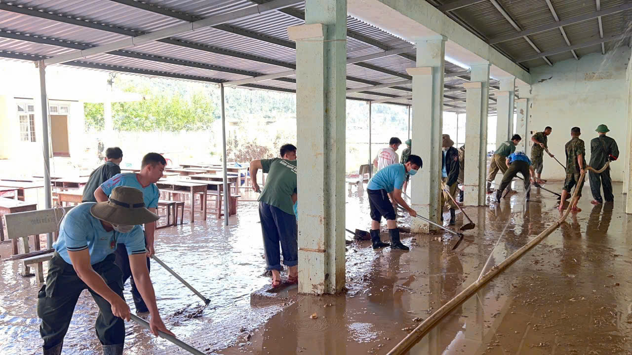 110 cán bộ, chiến sĩ an ninh nhân dân giữa biển bùn lũ Đắk Lắk - Ảnh 2.