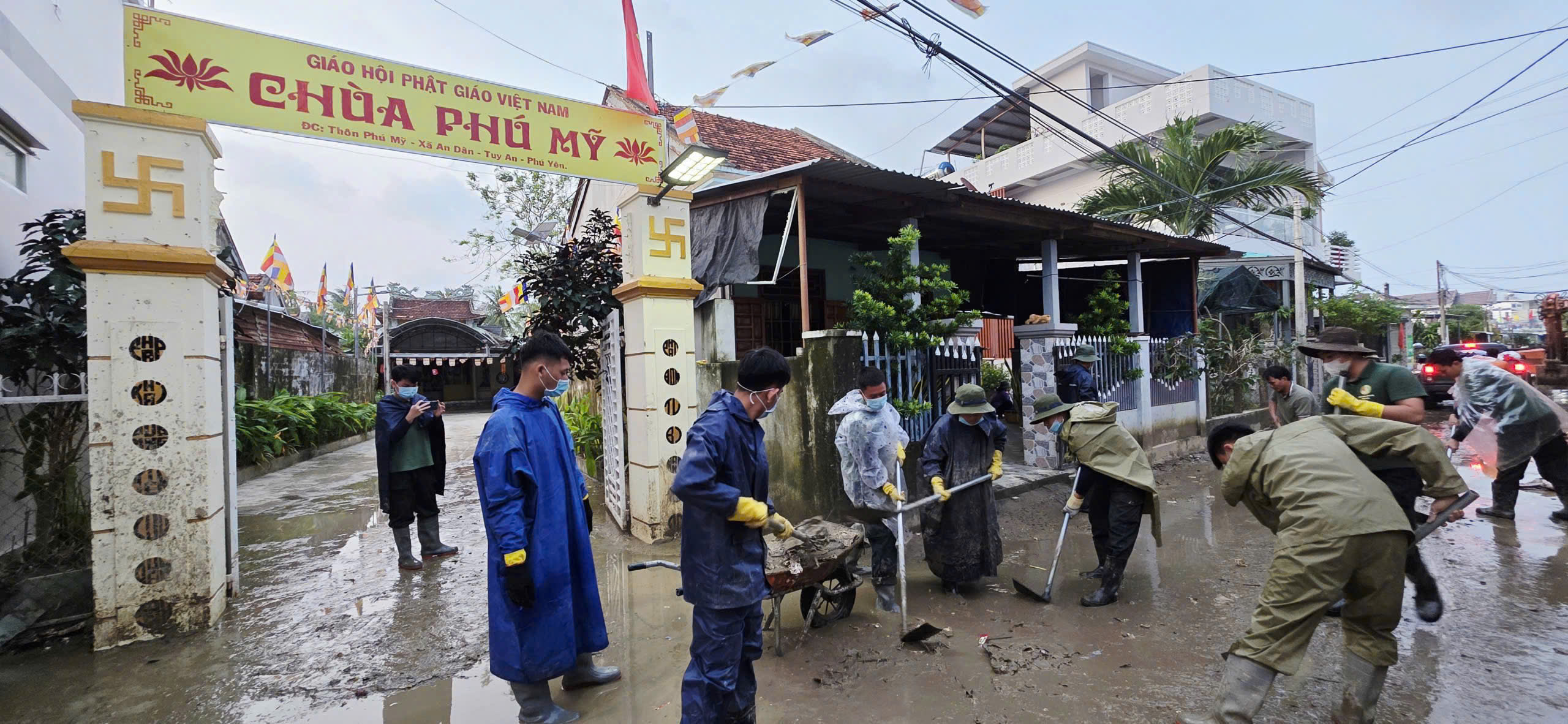 110 cán bộ, chiến sĩ an ninh nhân dân giữa biển bùn lũ Đắk Lắk - Ảnh 7.
