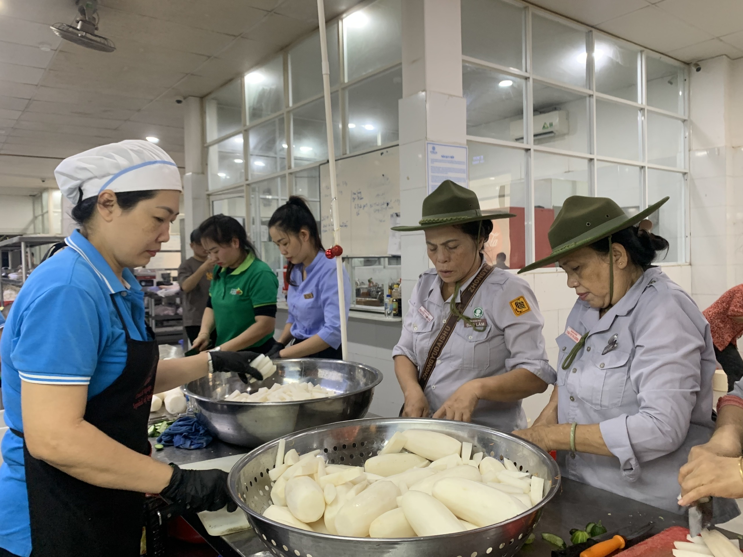 Bếp dã chiến nấu hàng ngàn suất cơm tặng người dân vùng lũ Đắk Lắk - Ảnh 1. Bếp dã chiến nấu hàng ngàn suất cơm tặng người dân vùng lũ Đắk Lắk - Ảnh 1.