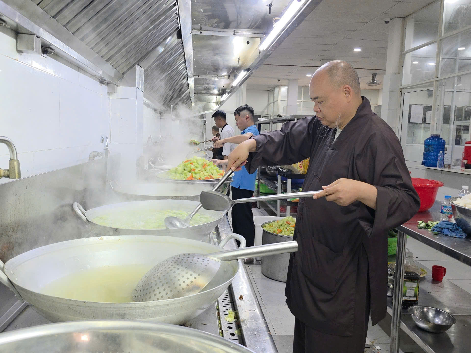 Bếp dã chiến nấu hàng ngàn suất cơm tặng người dân vùng lũ Đắk Lắk - Ảnh 2. Bếp dã chiến nấu hàng ngàn suất cơm tặng người dân vùng lũ Đắk Lắk - Ảnh 2.