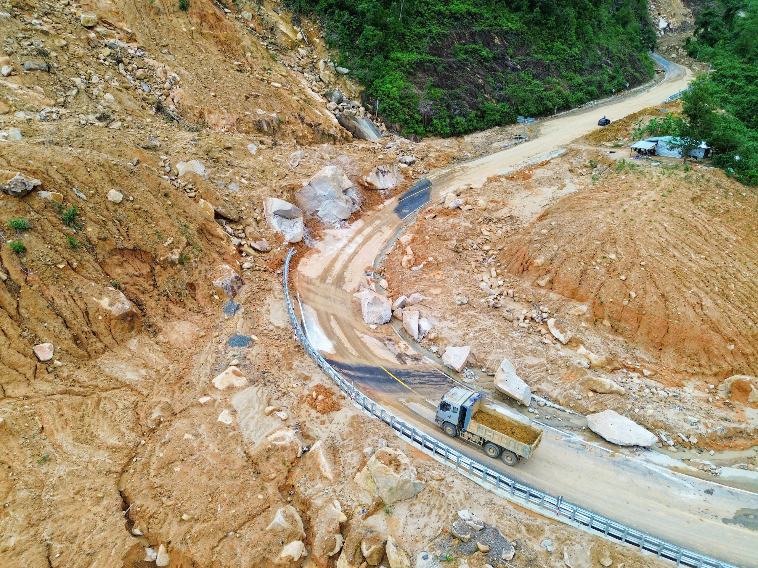 Cận cảnh đèo Khánh Lê ngổn ngang đất đá sau mưa lũ - Ảnh 12.