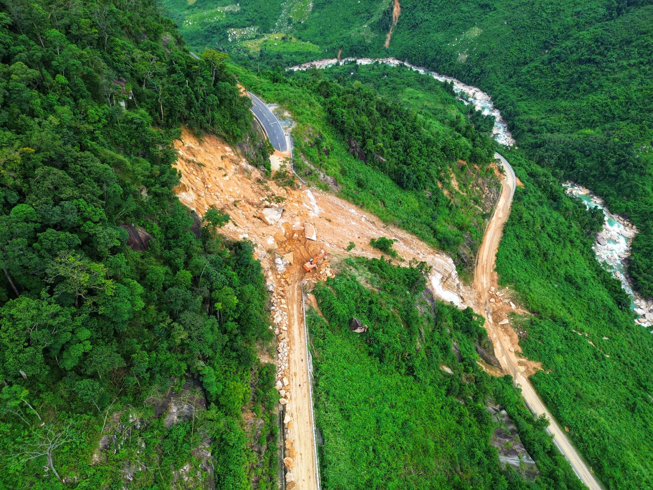 Cận cảnh đèo Khánh Lê ngổn ngang đất đá sau mưa lũ - Ảnh 2.
