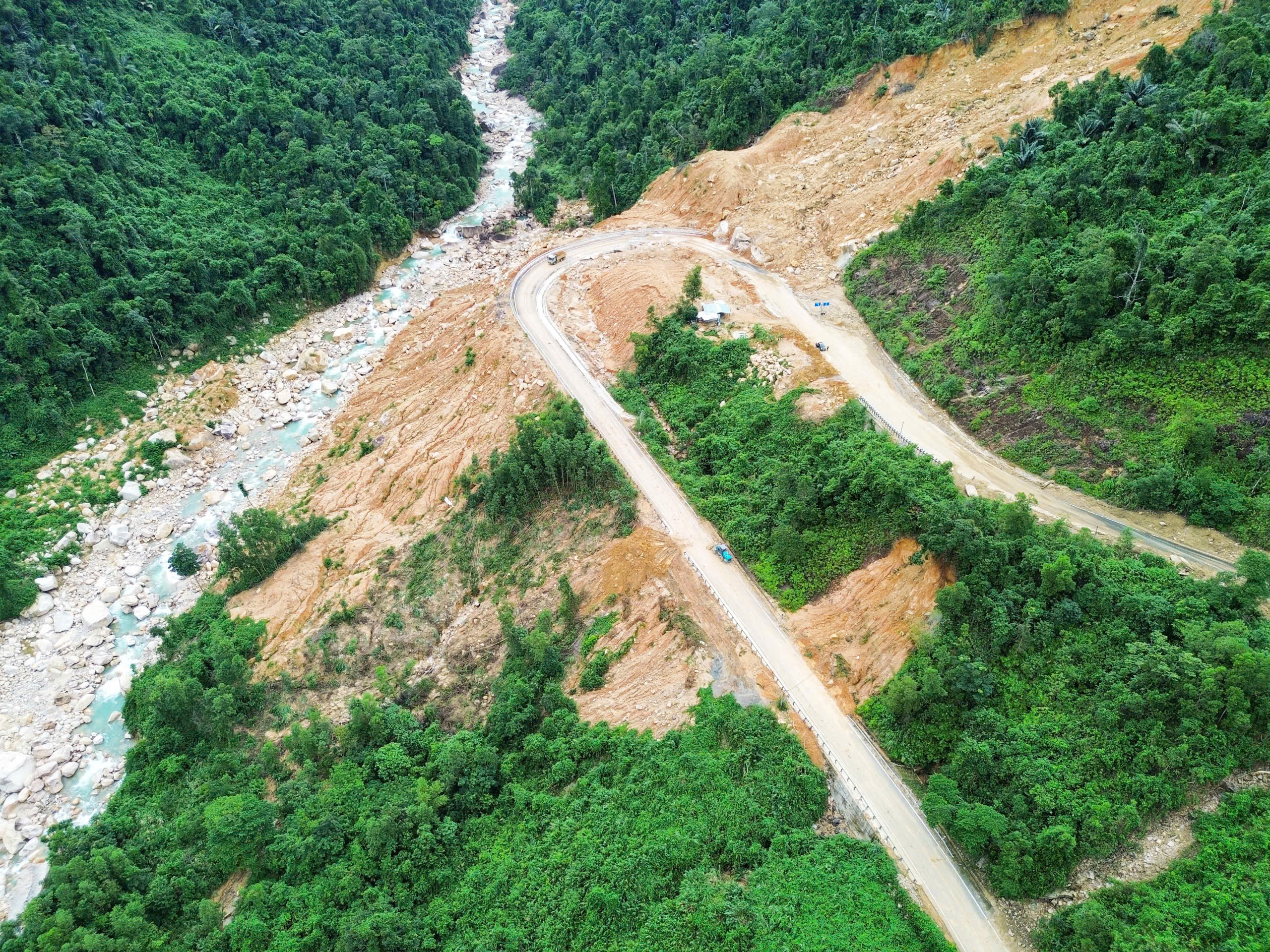 Cận cảnh đèo Khánh Lê ngổn ngang đất đá sau mưa lũ - Ảnh 6.