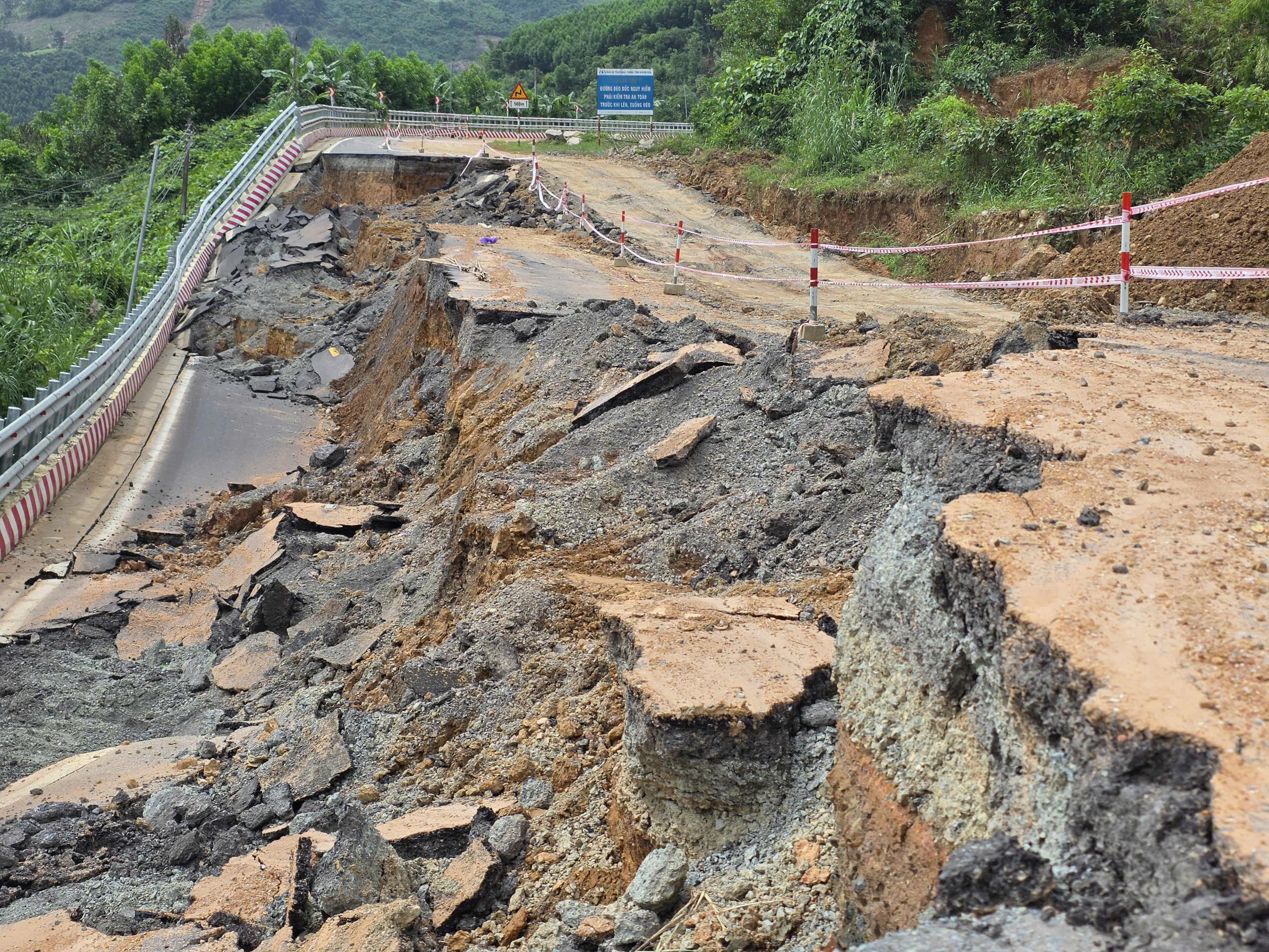 Cận cảnh đèo Khánh Lê ngổn ngang đất đá sau mưa lũ - Ảnh 10.