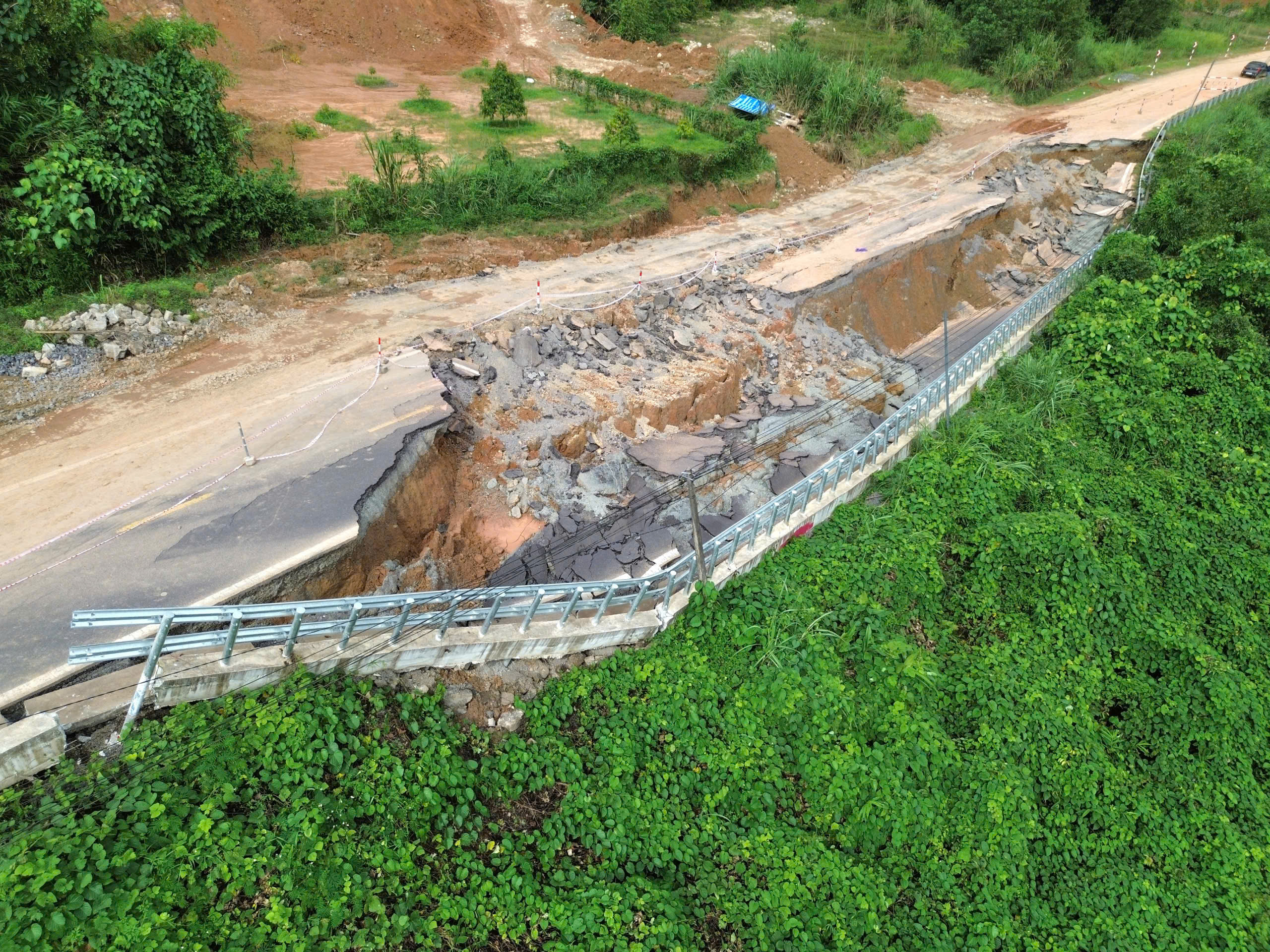 Cận cảnh đèo Khánh Lê ngổn ngang đất đá sau mưa lũ - Ảnh 9.