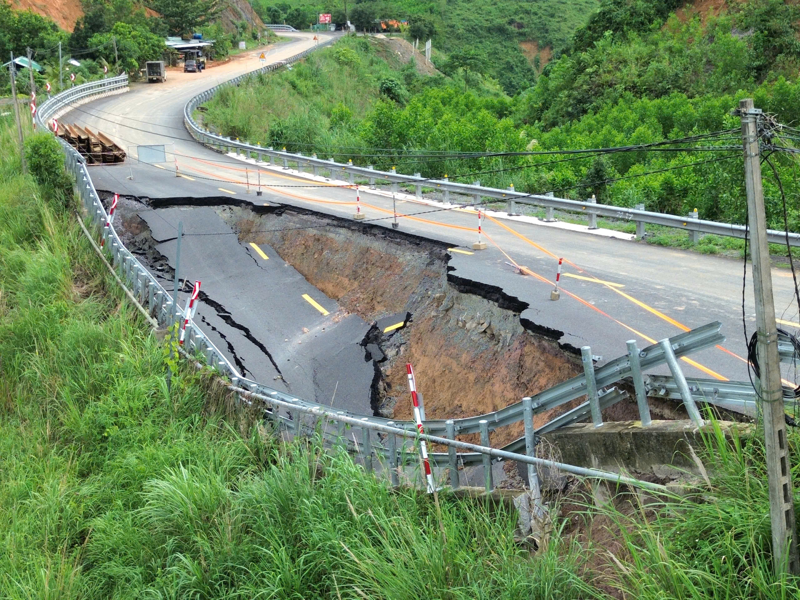 Cận cảnh đèo Khánh Lê ngổn ngang đất đá sau mưa lũ - Ảnh 7.