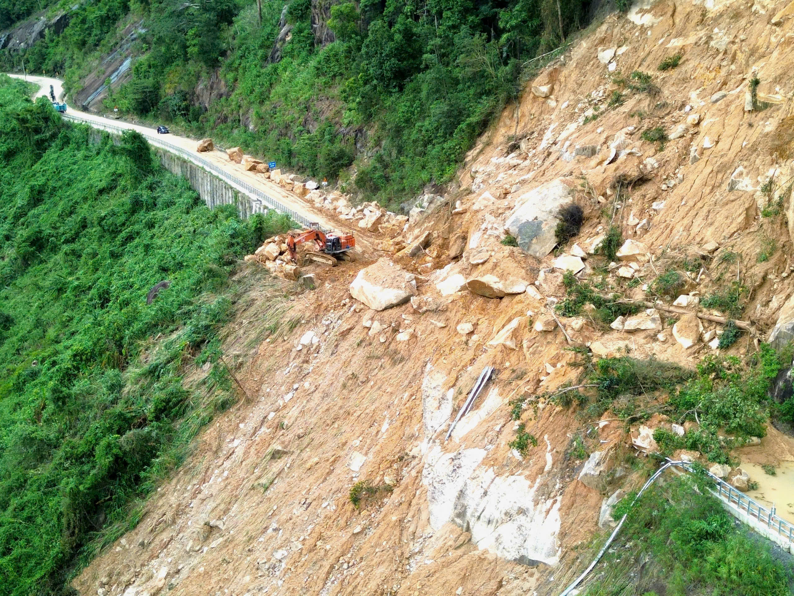 Cận cảnh đèo Khánh Lê ngổn ngang đất đá sau mưa lũ - Ảnh 3.