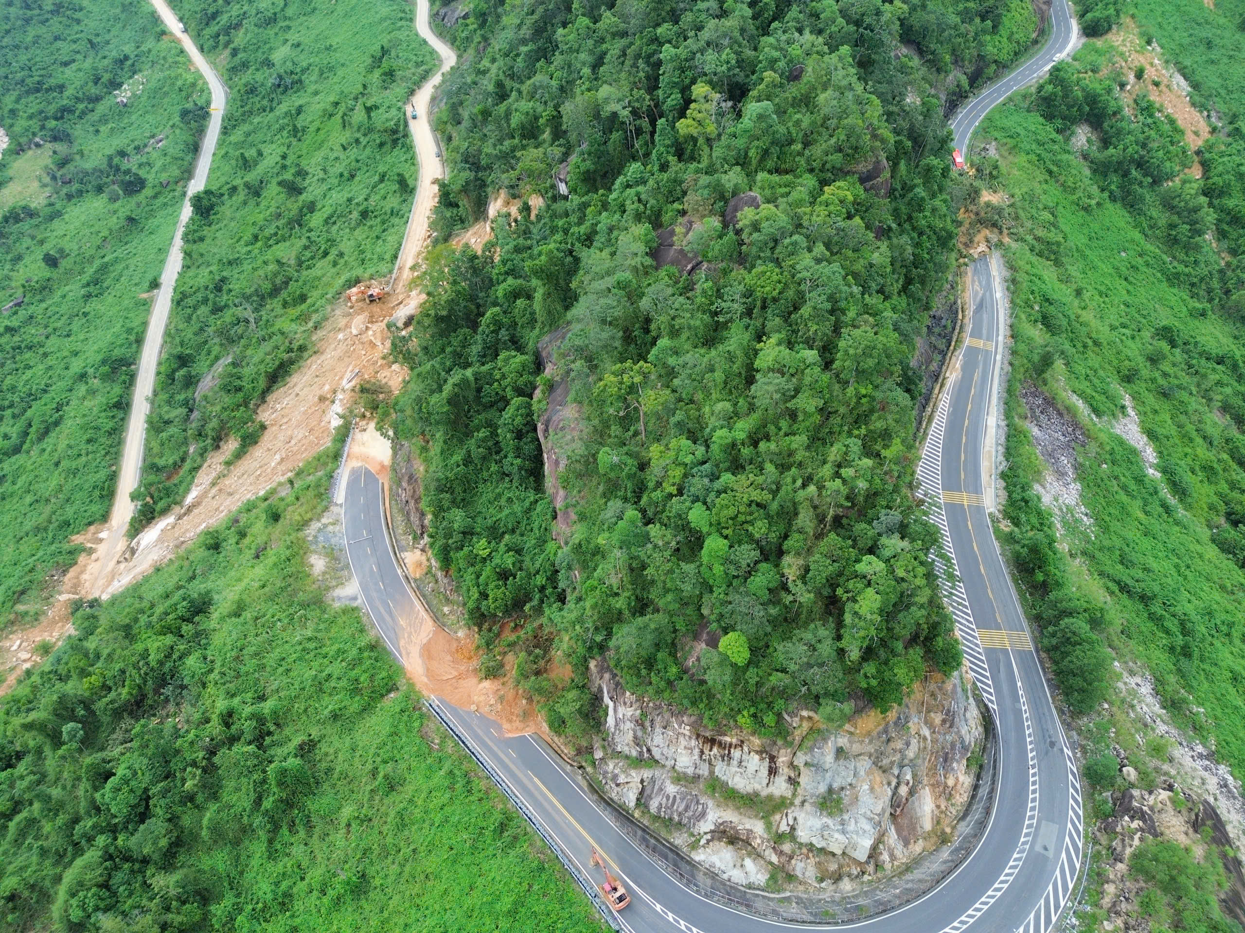 Cận cảnh đèo Khánh Lê ngổn ngang đất đá sau mưa lũ - Ảnh 5.