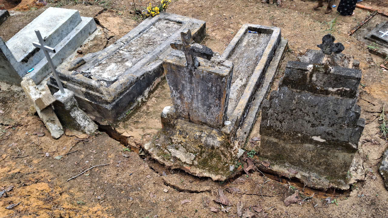 Khẩn cấp di dời 40 ngôi mộ ở Đam Rông 4 do nguy cơ sạt trượt - Ảnh 2. Khẩn cấp di dời 40 ngôi mộ ở Đam Rông 4 do nguy cơ sạt trượt - Ảnh 2.