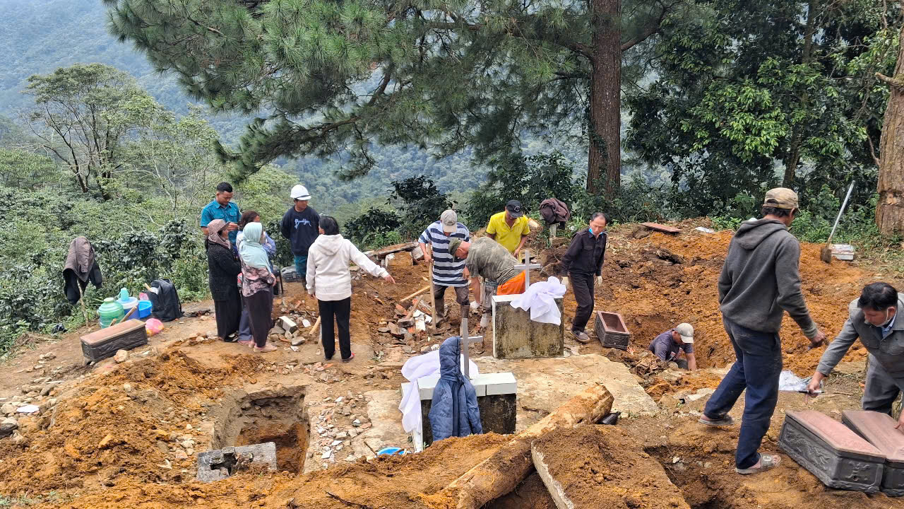 Khẩn cấp di dời 40 ngôi mộ ở Đam Rông 4 do nguy cơ sạt trượt - Ảnh 1. Khẩn cấp di dời 40 ngôi mộ ở Đam Rông 4 do nguy cơ sạt trượt - Ảnh 1.