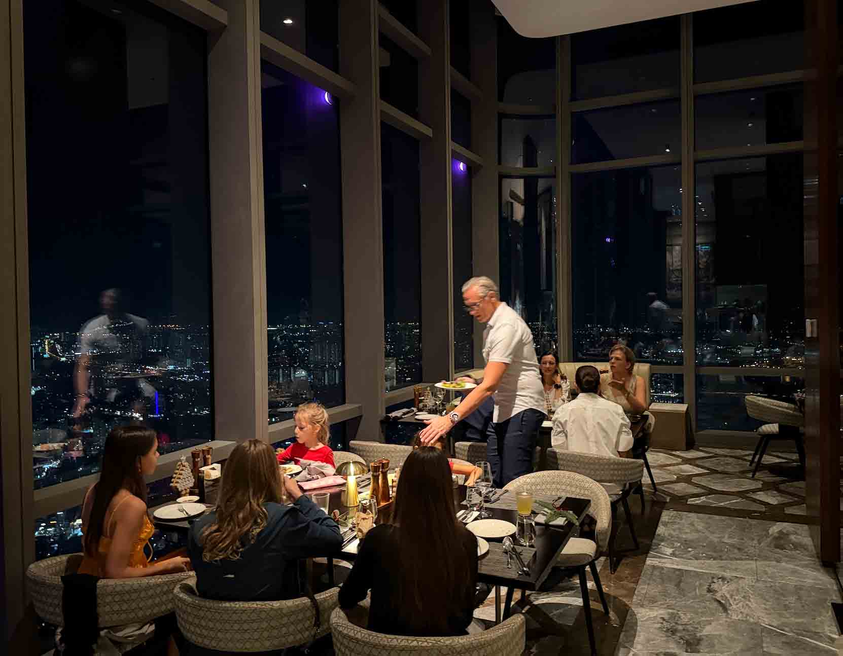 TP.HCM rộn ràng chuẩn bị mùa lễ hội cuối năm- Ảnh 2.