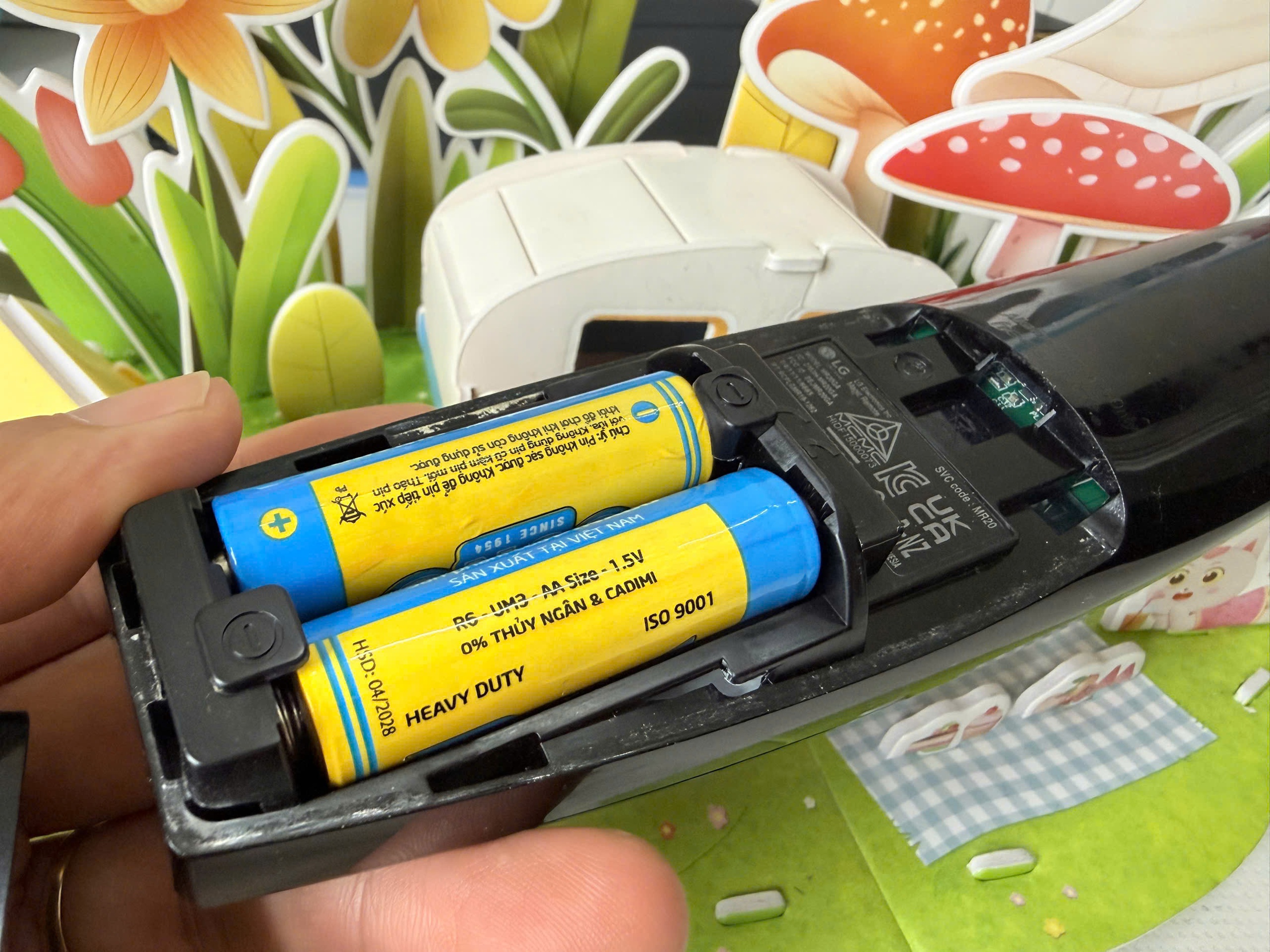 Vì sao đập mạnh điều khiển từ xa vào tay lại giúp hồi sinh pin? - Ảnh 2.