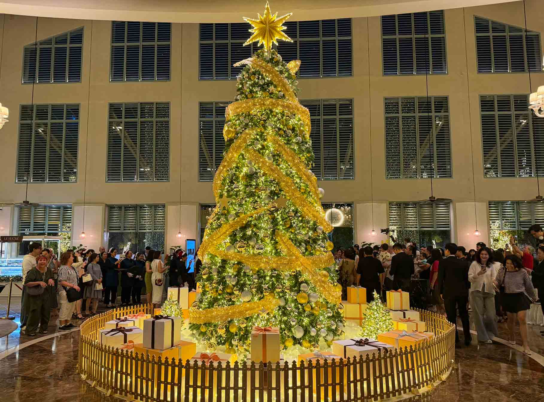 TP.HCM rộn ràng chuẩn bị mùa lễ hội cuối năm- Ảnh 3.