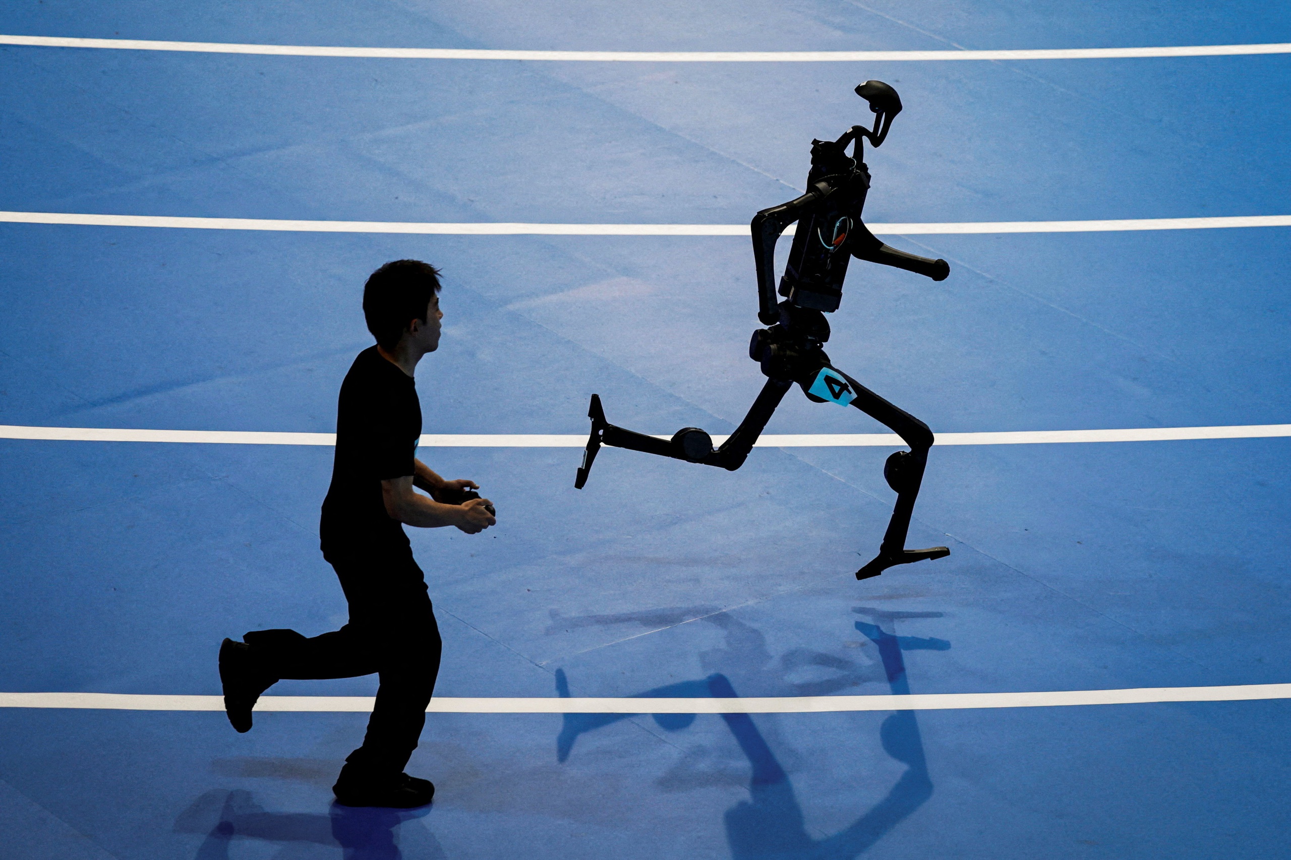 Trung Quốc cảnh báo vỡ bong bóng ngành robot hình người - Ảnh 1.