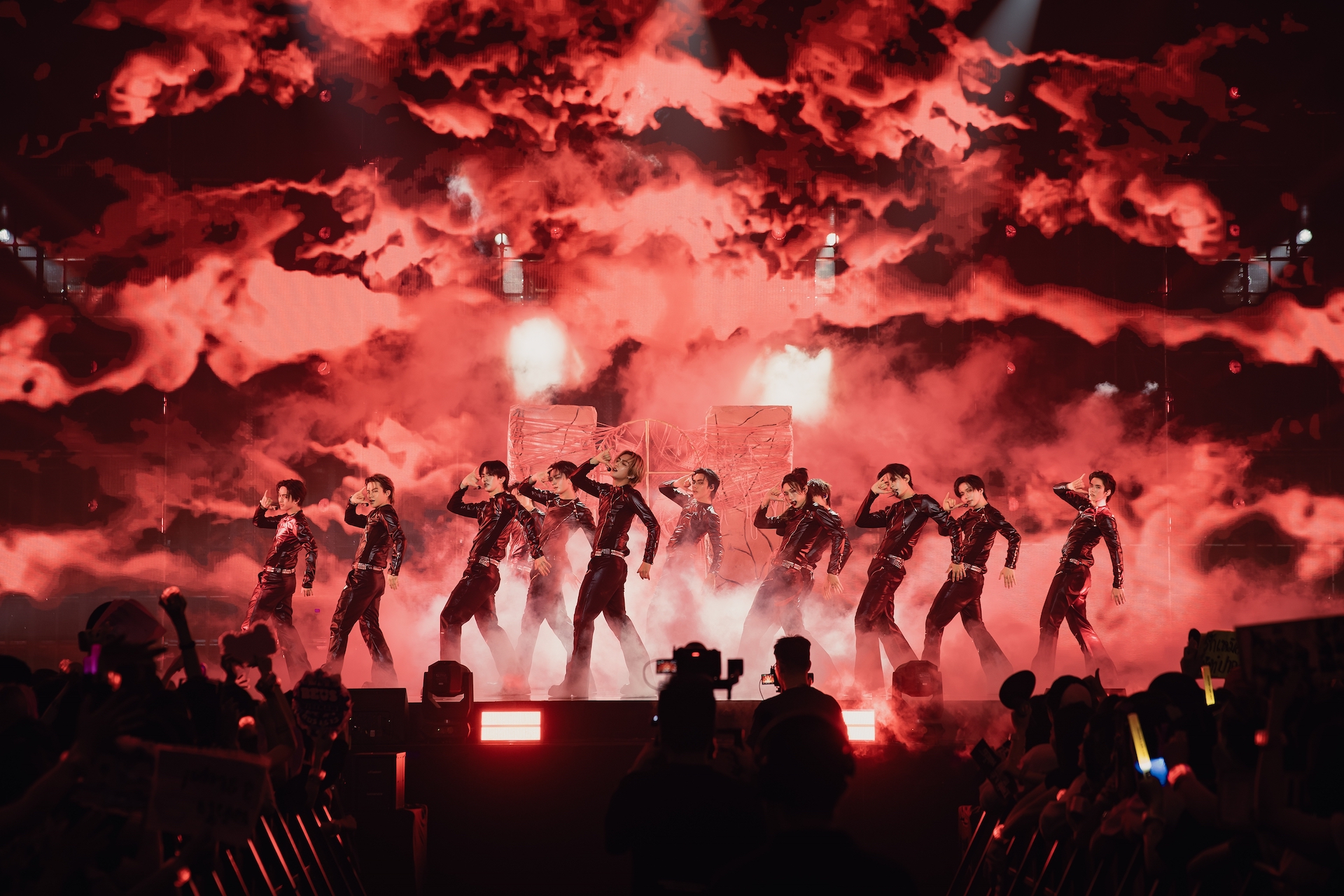 Thí sinh 'Tân binh toàn năng' kiệt quệ, căng thẳng đối đầu nhóm nhạc Thái Lan - Ảnh 2. Thí sinh 'Tân binh toàn năng' kiệt quệ, căng thẳng đối đầu nhóm nhạc Thái Lan - Ảnh 2.