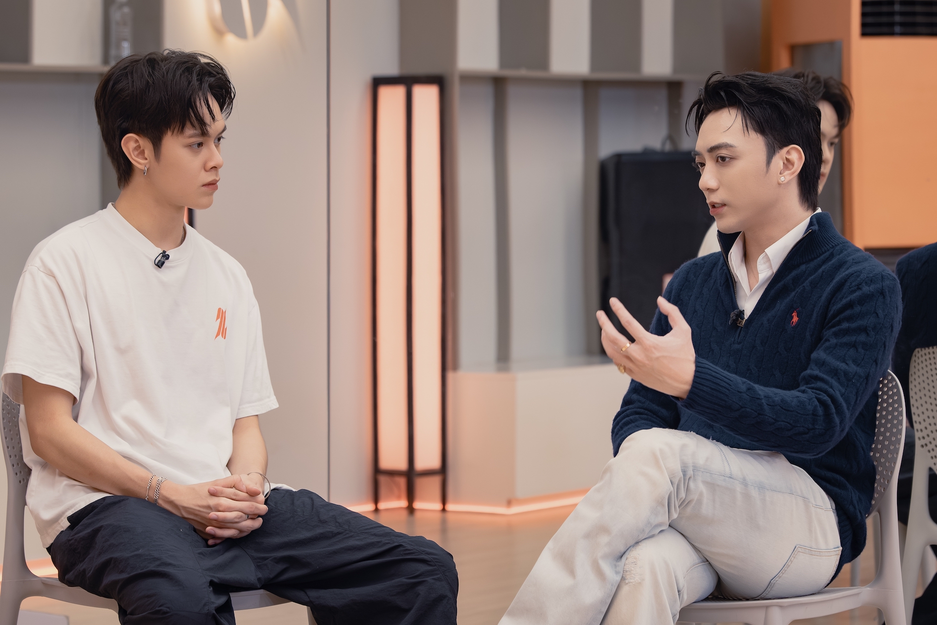 Thí sinh 'Tân binh toàn năng' kiệt quệ, căng thẳng đối đầu nhóm nhạc Thái Lan - Ảnh 5. Thí sinh 'Tân binh toàn năng' kiệt quệ, căng thẳng đối đầu nhóm nhạc Thái Lan - Ảnh 5.