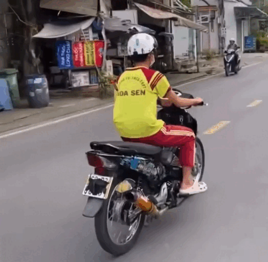 Công an TP.HCM xác minh clip học sinh chạy xe độ, che biển số- Ảnh 1.