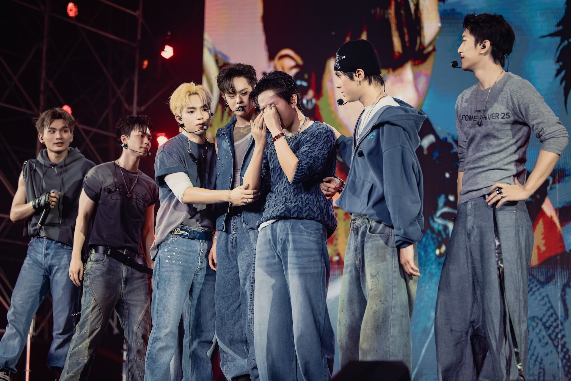 Thí sinh 'Tân binh toàn năng' kiệt quệ, căng thẳng đối đầu nhóm nhạc Thái Lan - Ảnh 4. Thí sinh 'Tân binh toàn năng' kiệt quệ, căng thẳng đối đầu nhóm nhạc Thái Lan - Ảnh 4.