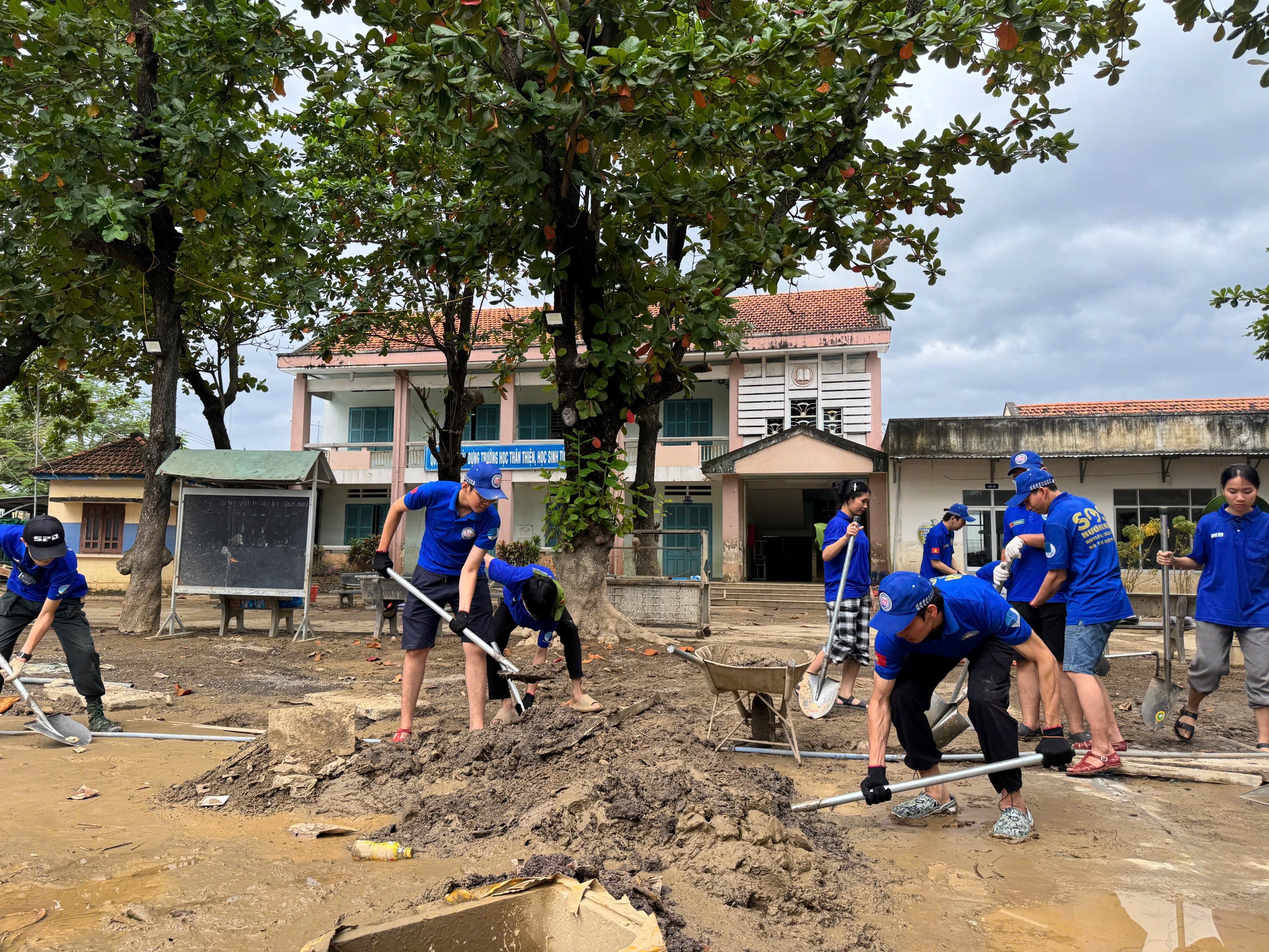 Cảnh đổ nát sau lũ, nếu không có thanh niên lăn xả, biết phải thế nào? - Ảnh 1.