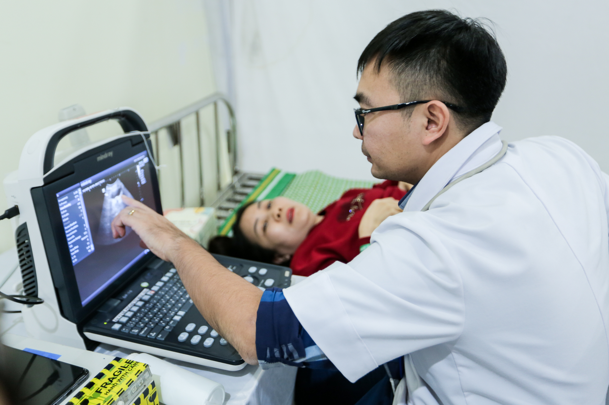 Hơn 1.000 người dân được khám bệnh, cấp thuốc miễn phí - Ảnh 6.