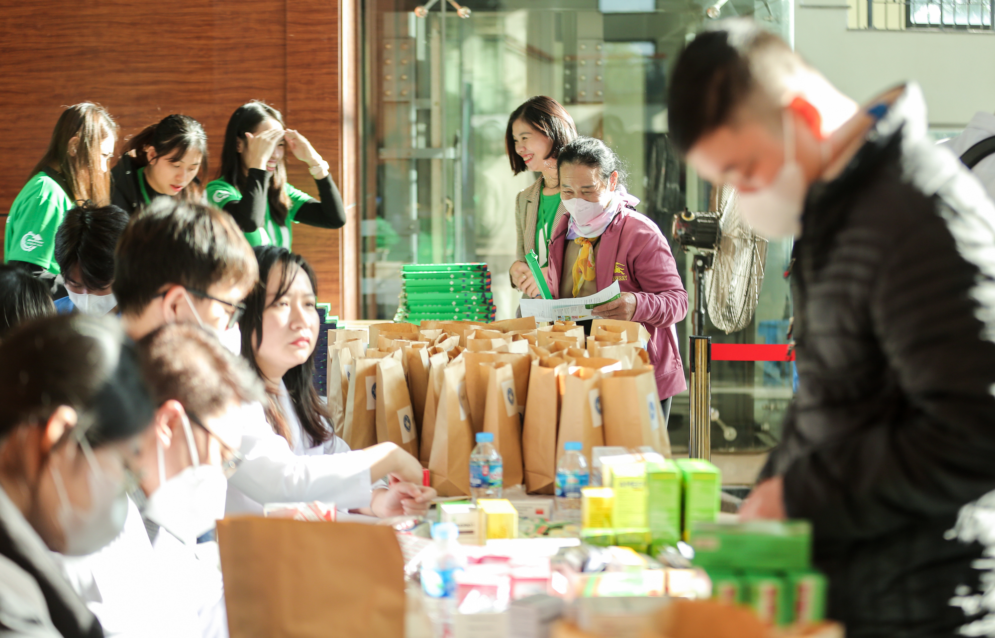 Hơn 1.000 người dân được khám bệnh, cấp thuốc miễn phí - Ảnh 7.