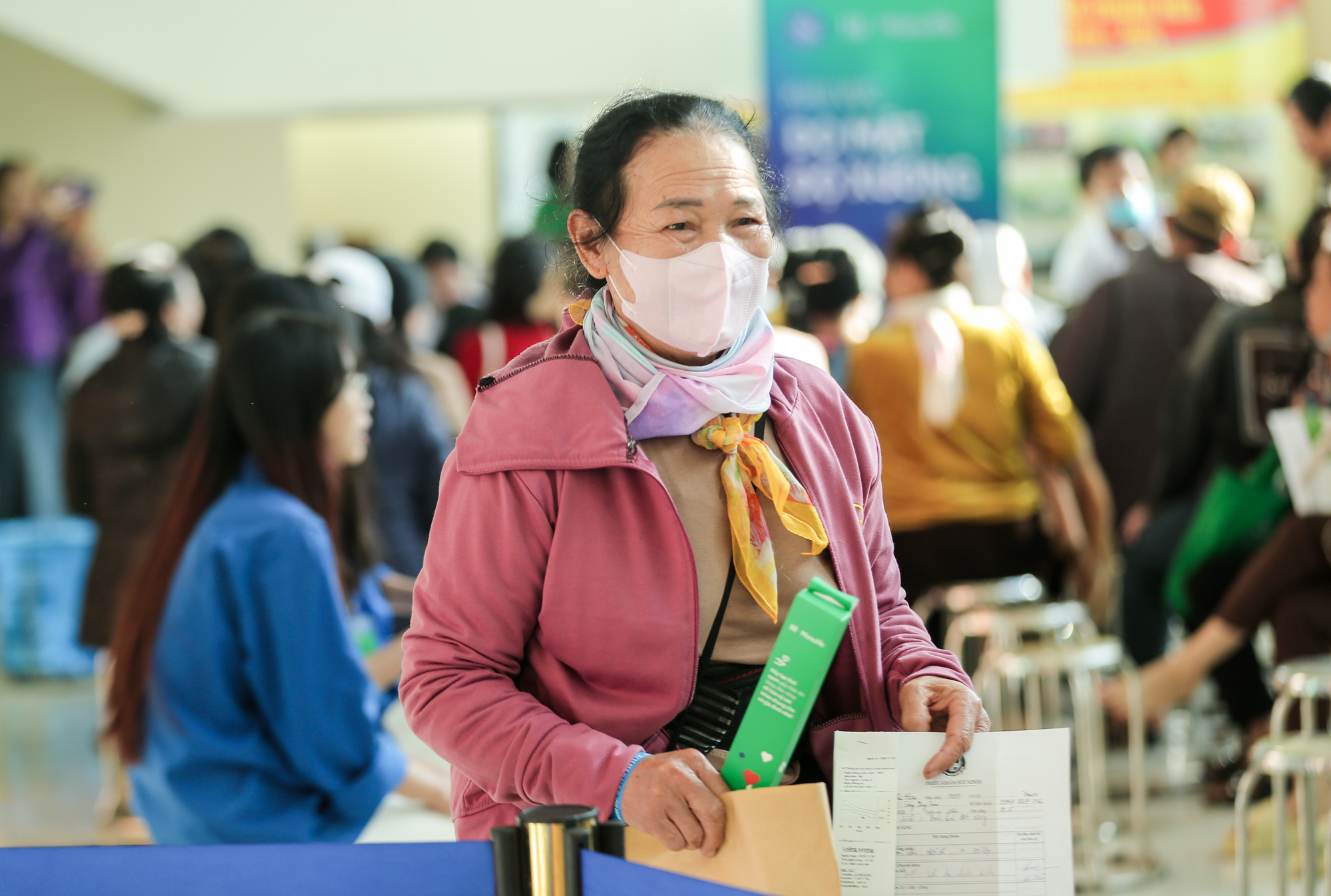 Hơn 1.000 người dân được khám bệnh, cấp thuốc miễn phí - Ảnh 8.