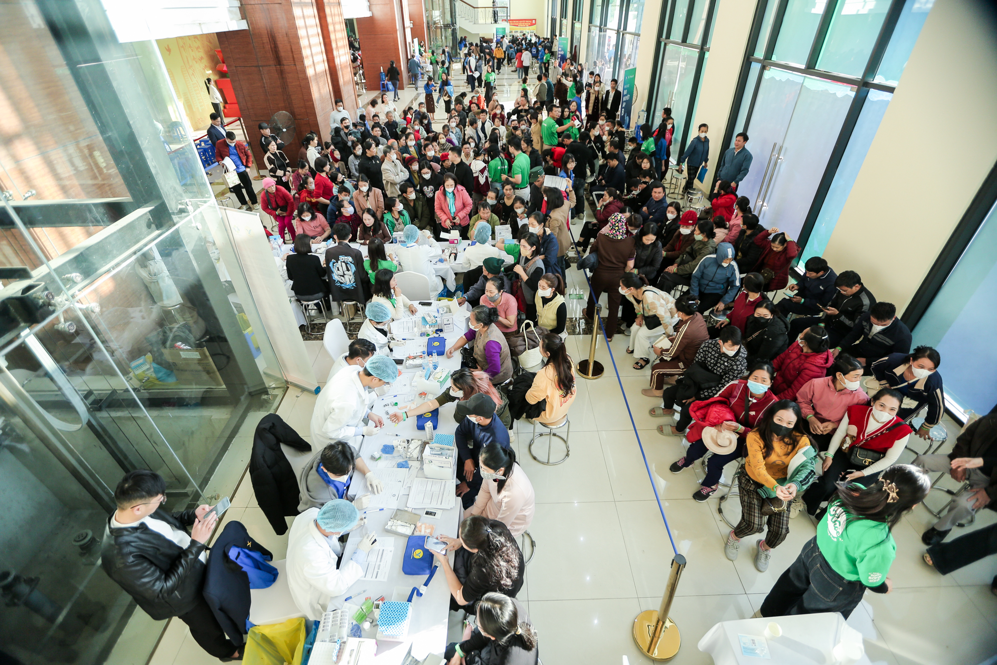 Hơn 1.000 người dân được khám bệnh, cấp thuốc miễn phí - Ảnh 3.