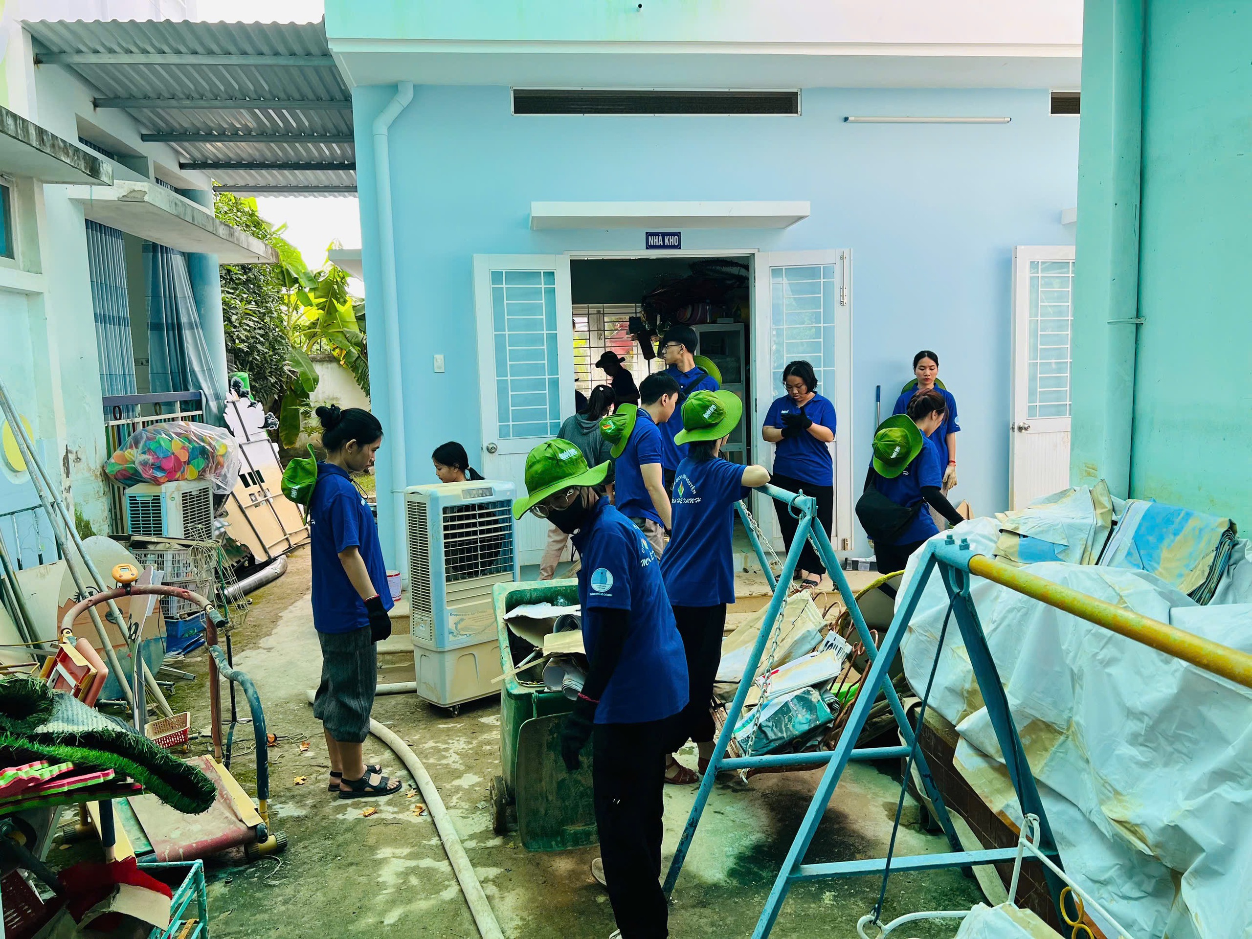 Cảnh đổ nát sau lũ, nếu không có thanh niên lăn xả, biết phải thế nào? - Ảnh 5.