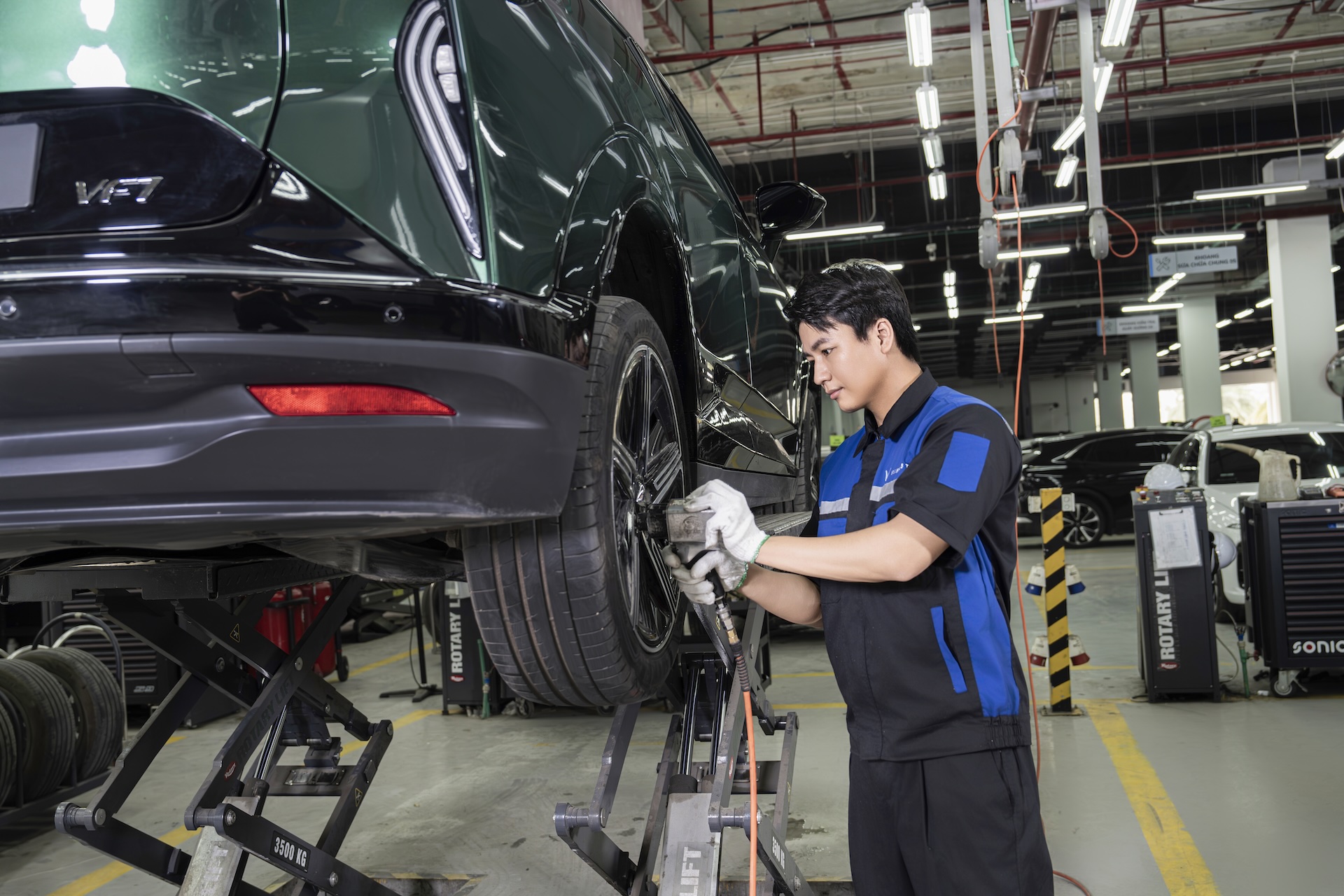 VinFast mở xưởng dịch vụ thứ 350, 'vô địch' cả nước về dịch vụ hậu mãi- Ảnh 2. VinFast mở xưởng dịch vụ thứ 350, 'vô địch' cả nước về dịch vụ hậu mãi- Ảnh 2.