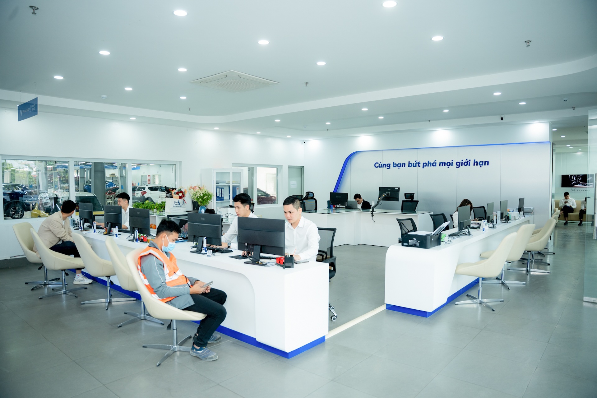 VinFast mở xưởng dịch vụ thứ 350, 'vô địch' cả nước về dịch vụ hậu mãi- Ảnh 1. VinFast mở xưởng dịch vụ thứ 350, 'vô địch' cả nước về dịch vụ hậu mãi- Ảnh 1.