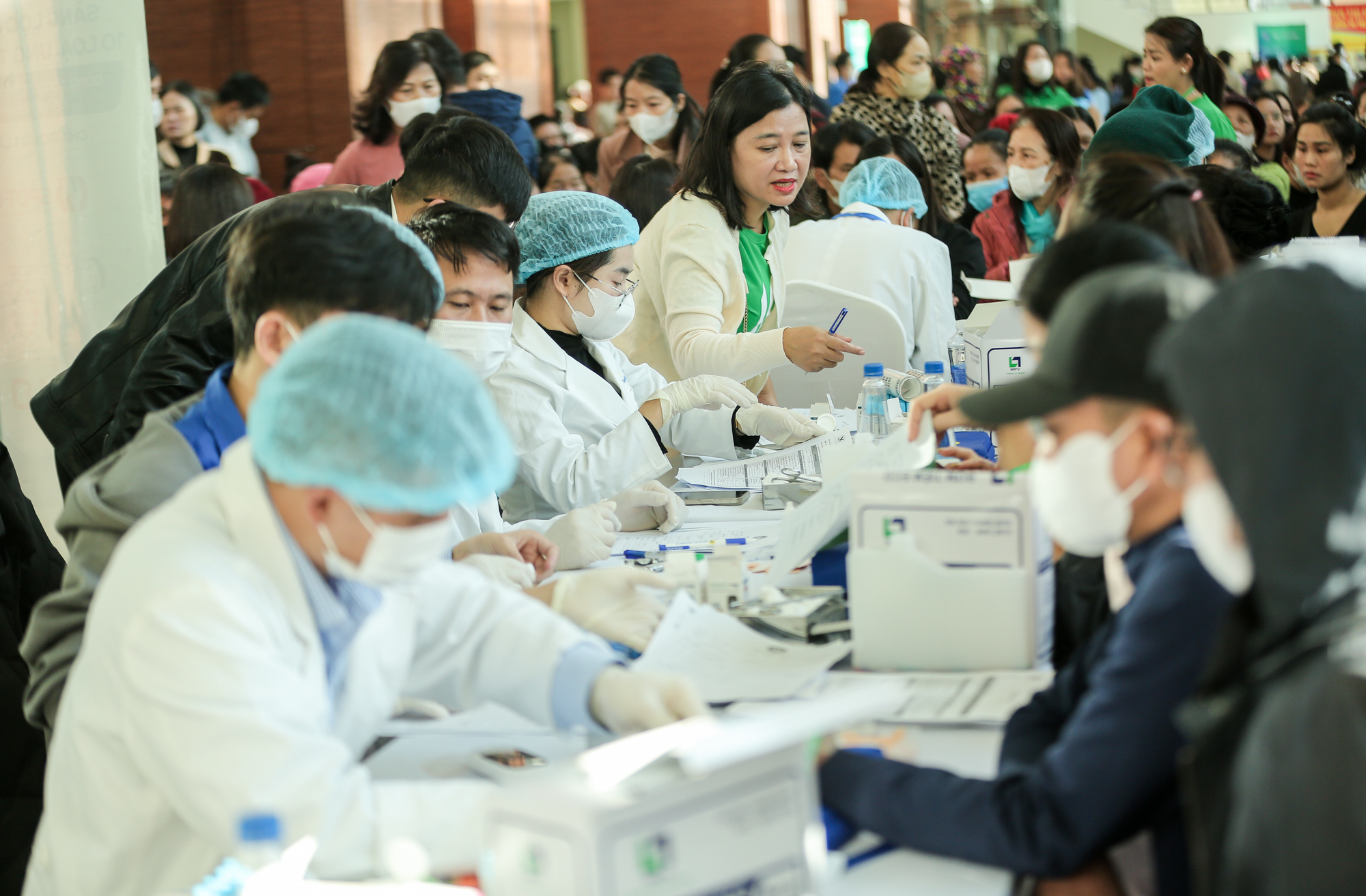 Hơn 1.000 người dân được khám bệnh, cấp thuốc miễn phí - Ảnh 4.