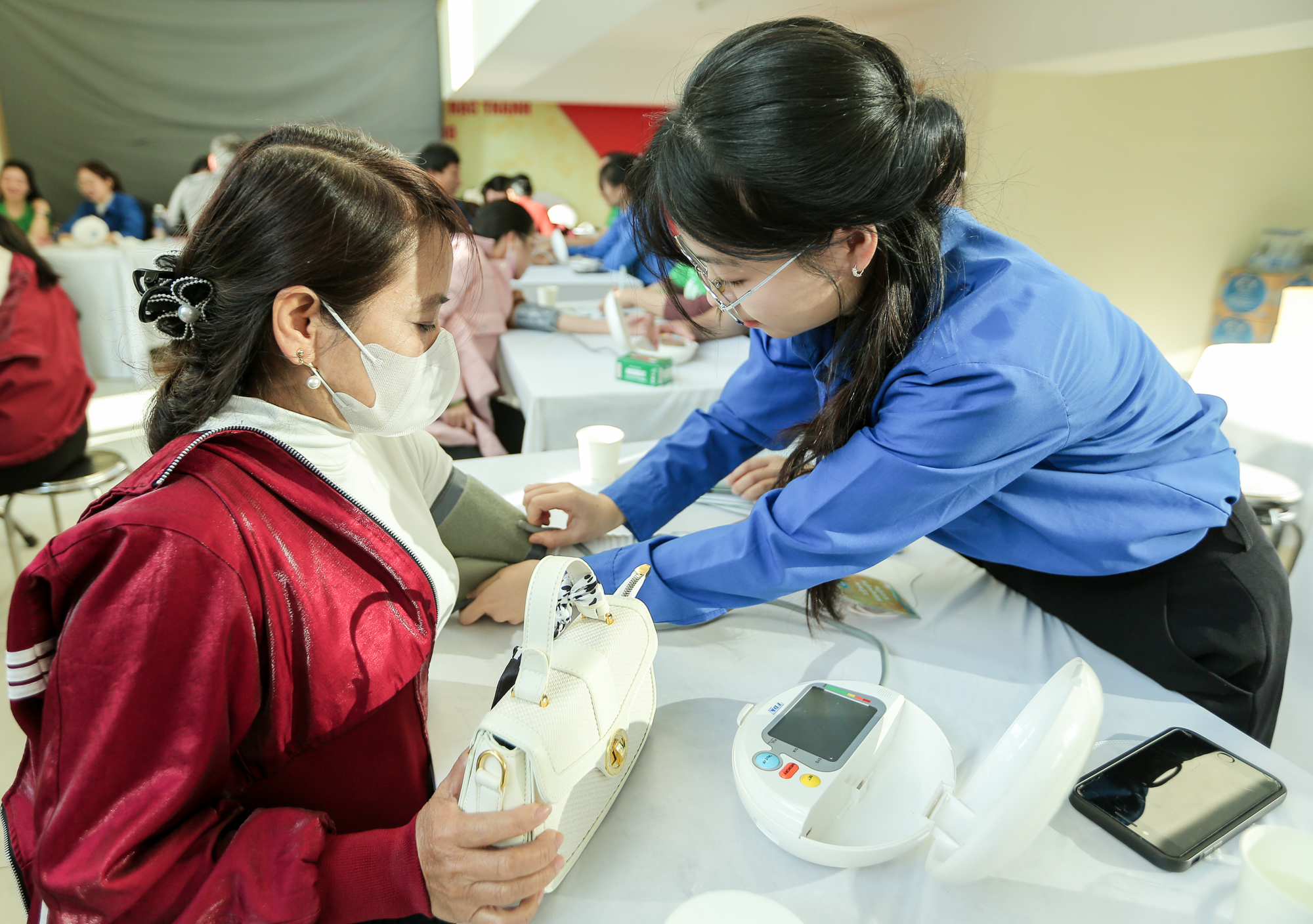 Hơn 1.000 người dân được khám bệnh, cấp thuốc miễn phí - Ảnh 5.