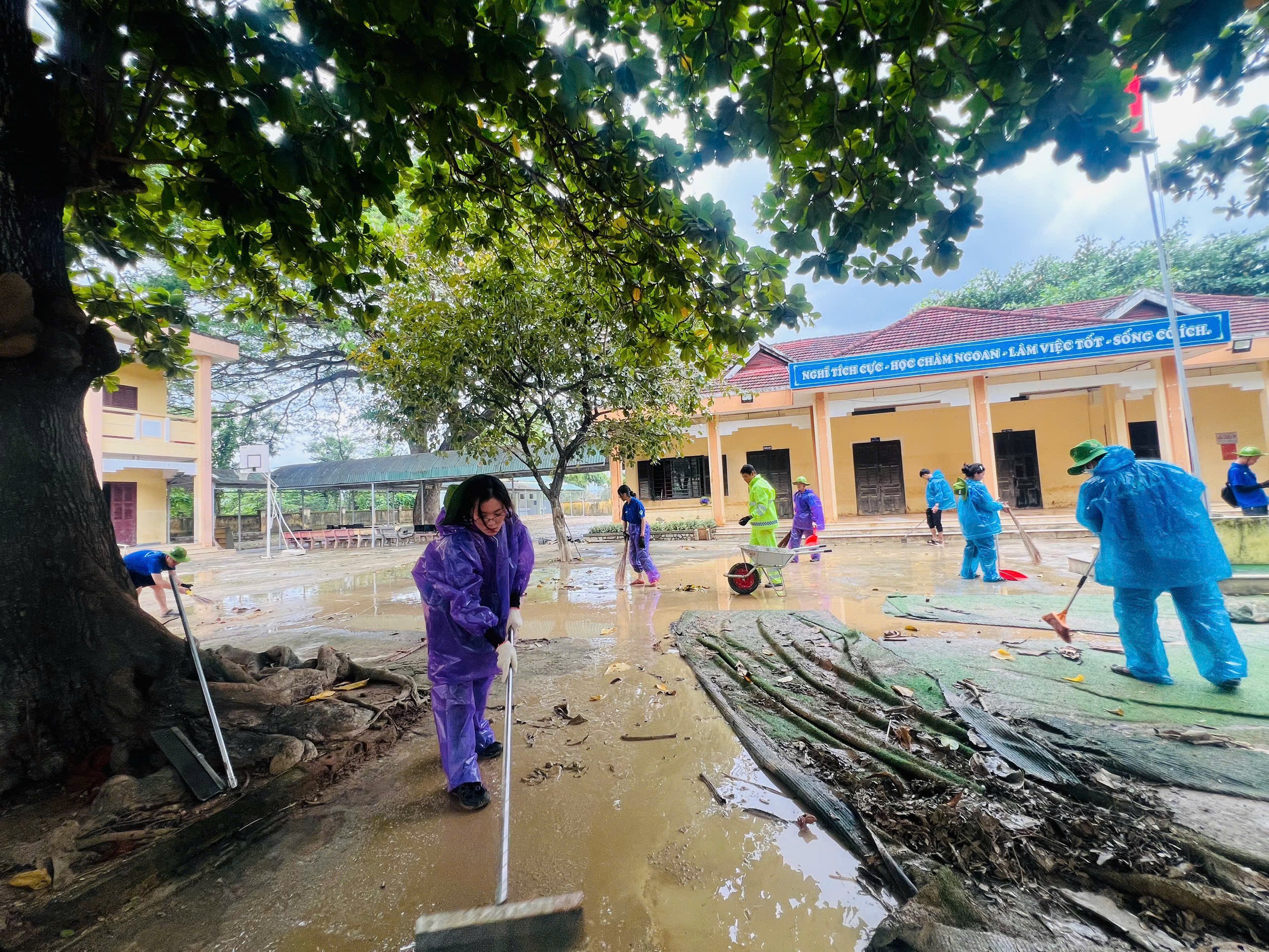 Cảnh đổ nát sau lũ, nếu không có thanh niên lăn xả, biết phải thế nào? - Ảnh 3.