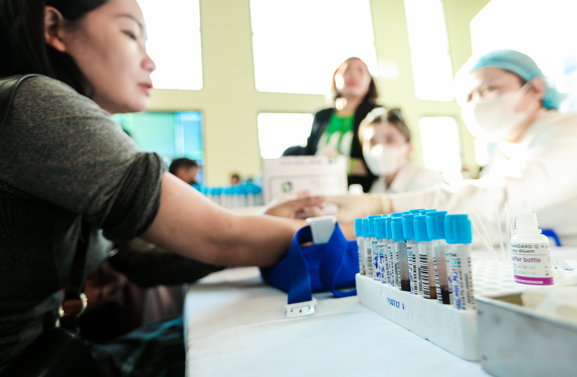 Hơn 1.000 người dân được khám bệnh, cấp thuốc miễn phí - Ảnh 2.